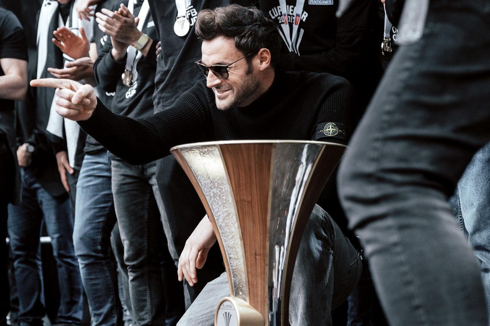 Mann mit dem Pokal