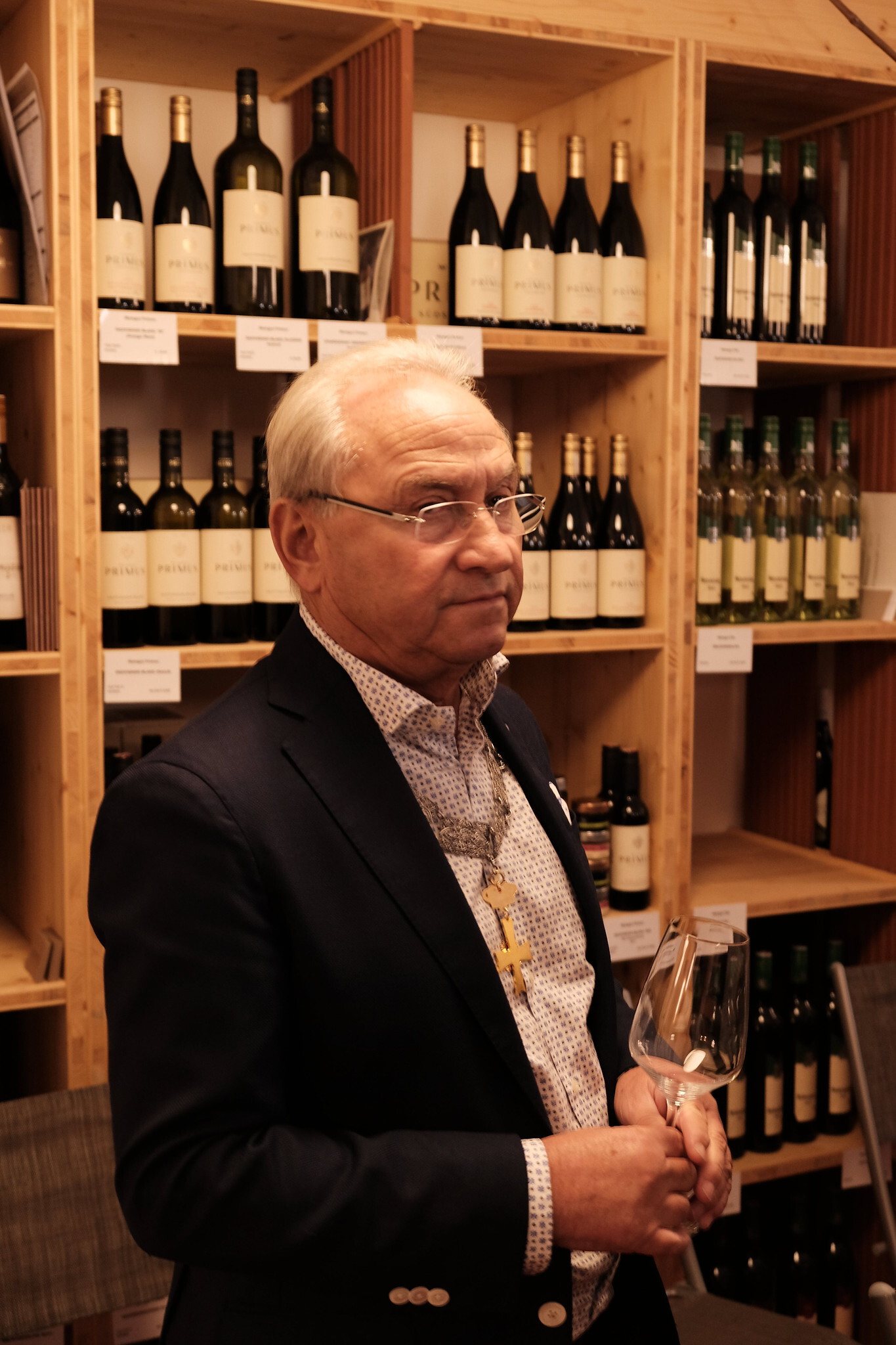 Ein Mann mit einem Glas in der Hand