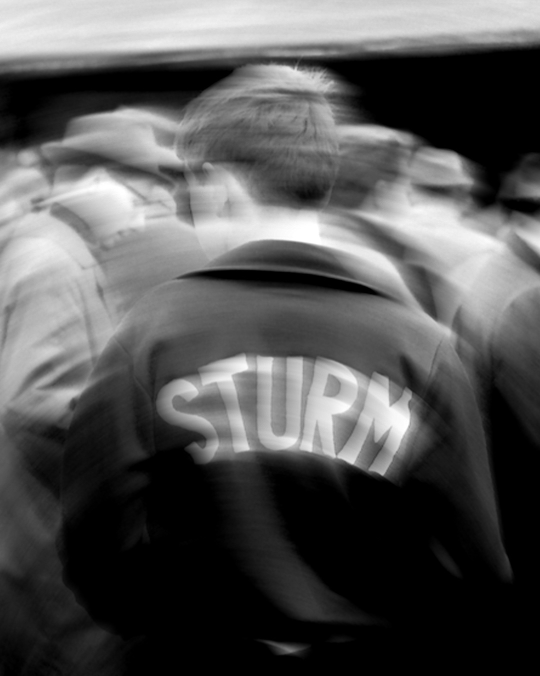 Ein Mann trägt eine Jacke mit der Aufschrift Sturm