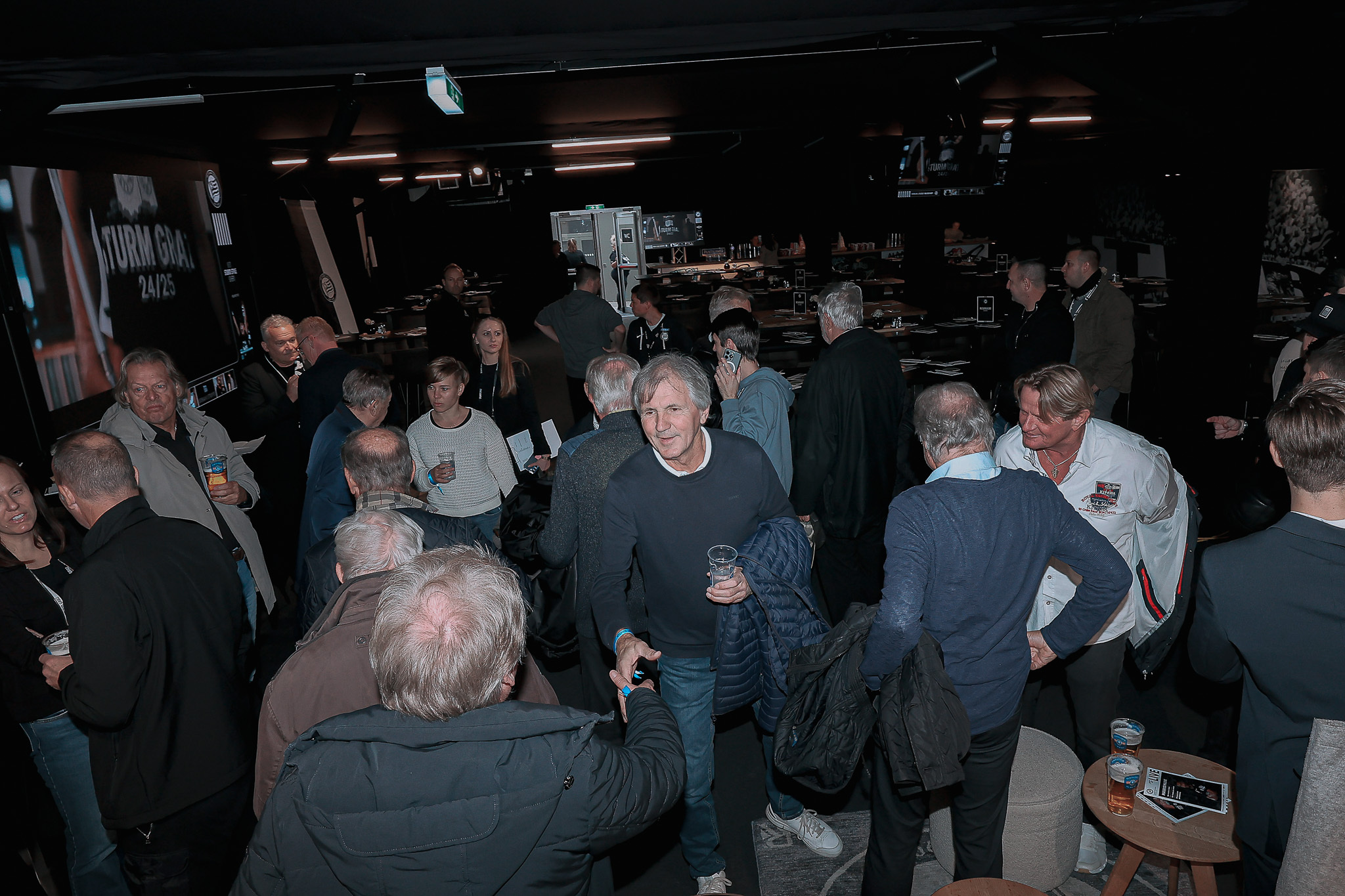 Männer in einer Bar.