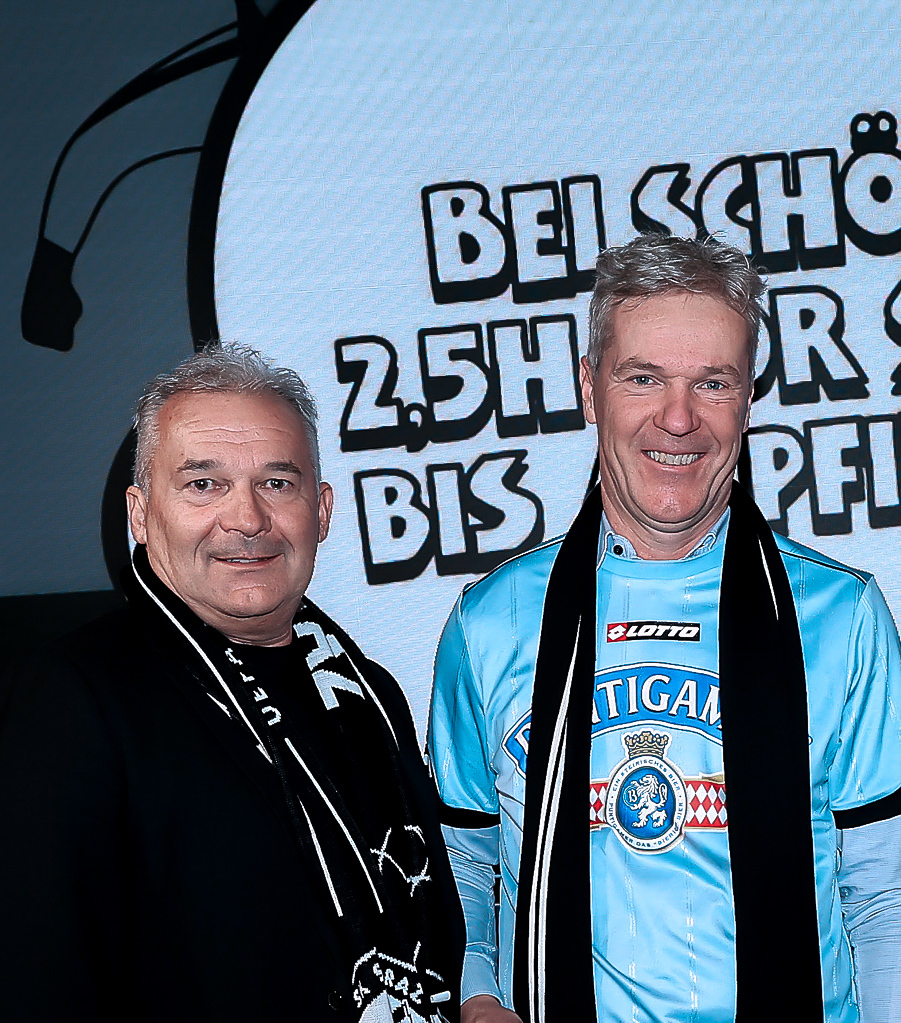 Zwei Männer vor einer Leinwand