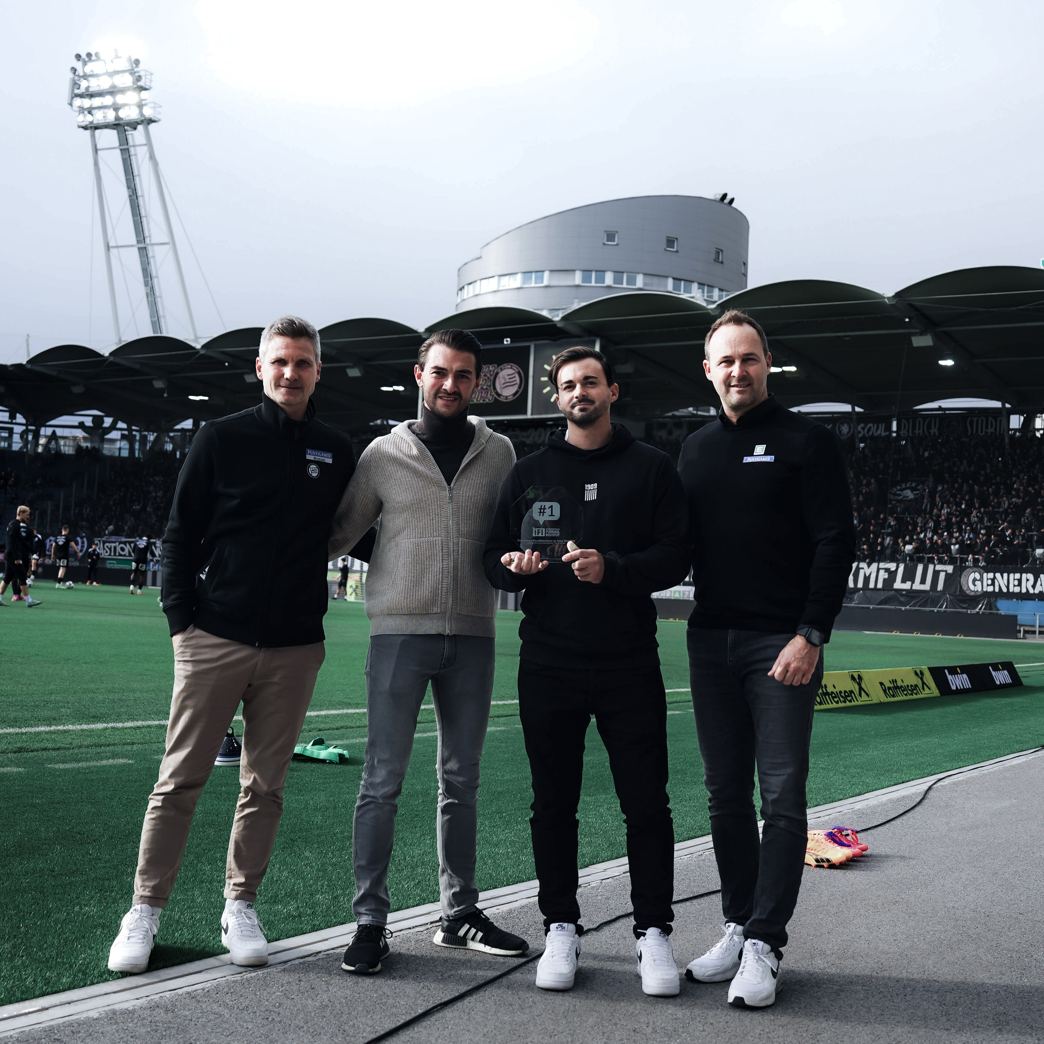 Vier Männer halten den Pokal