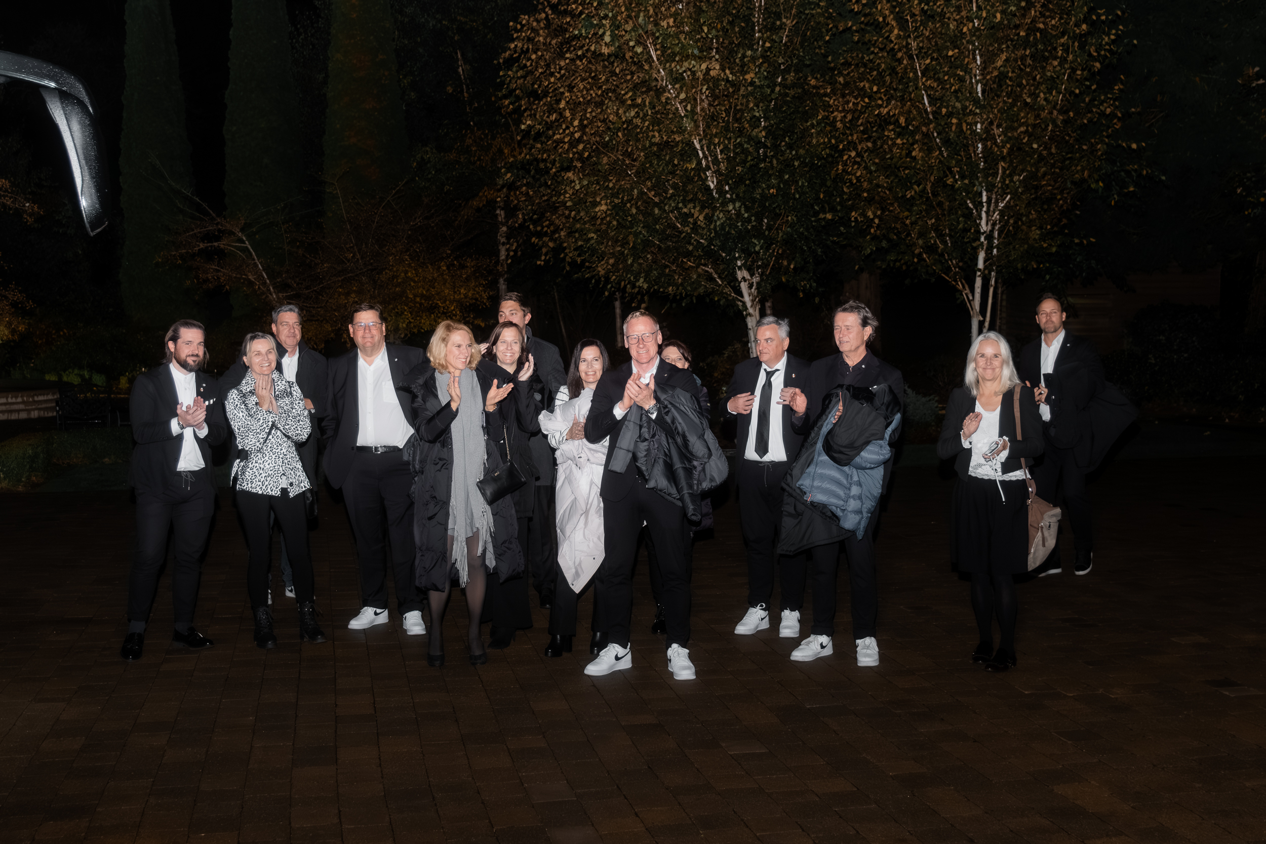 Menschen im Freien vor einem Bus