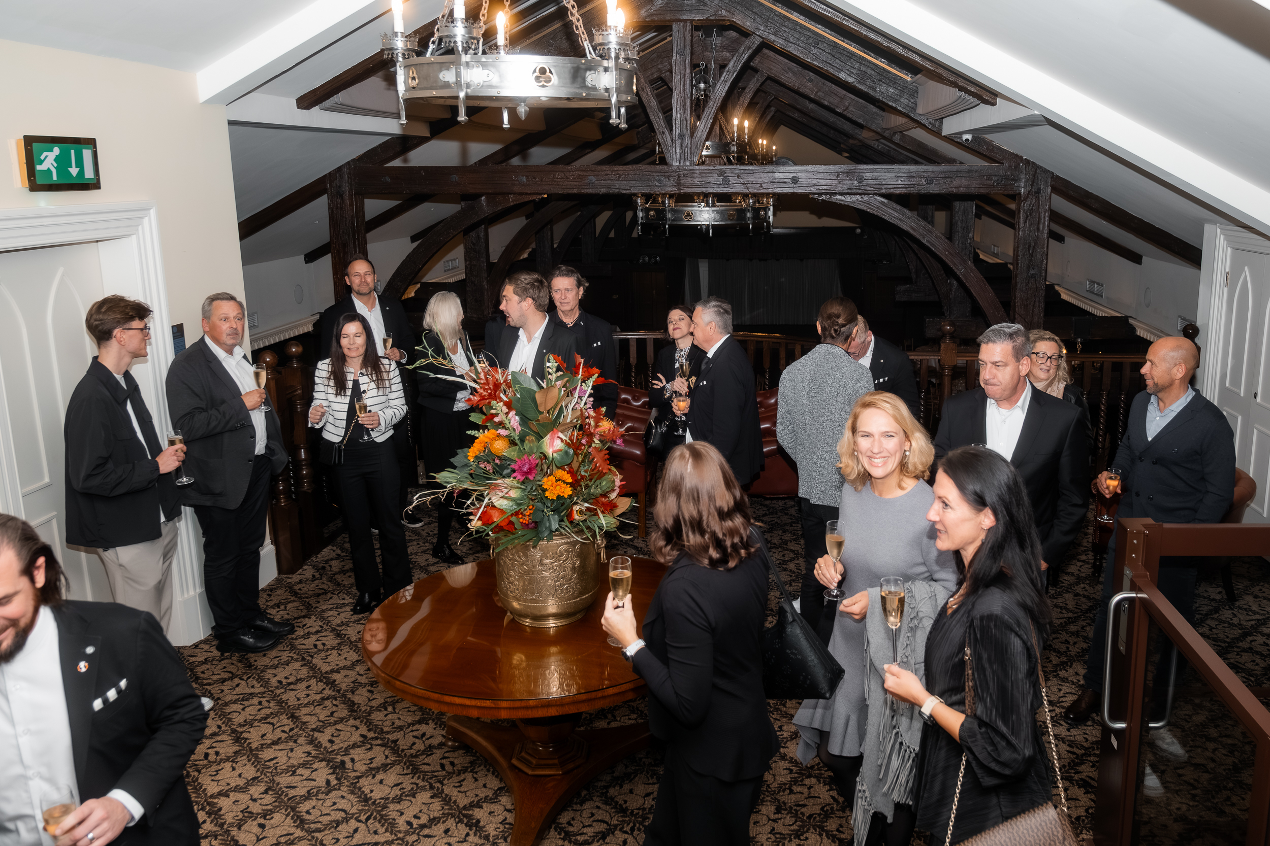 Menschen bei Gesprächen