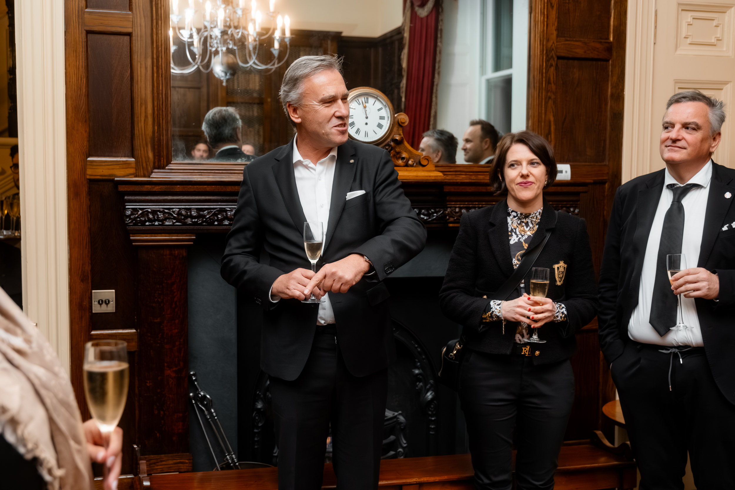 Ein Mann hält eine Ansprache