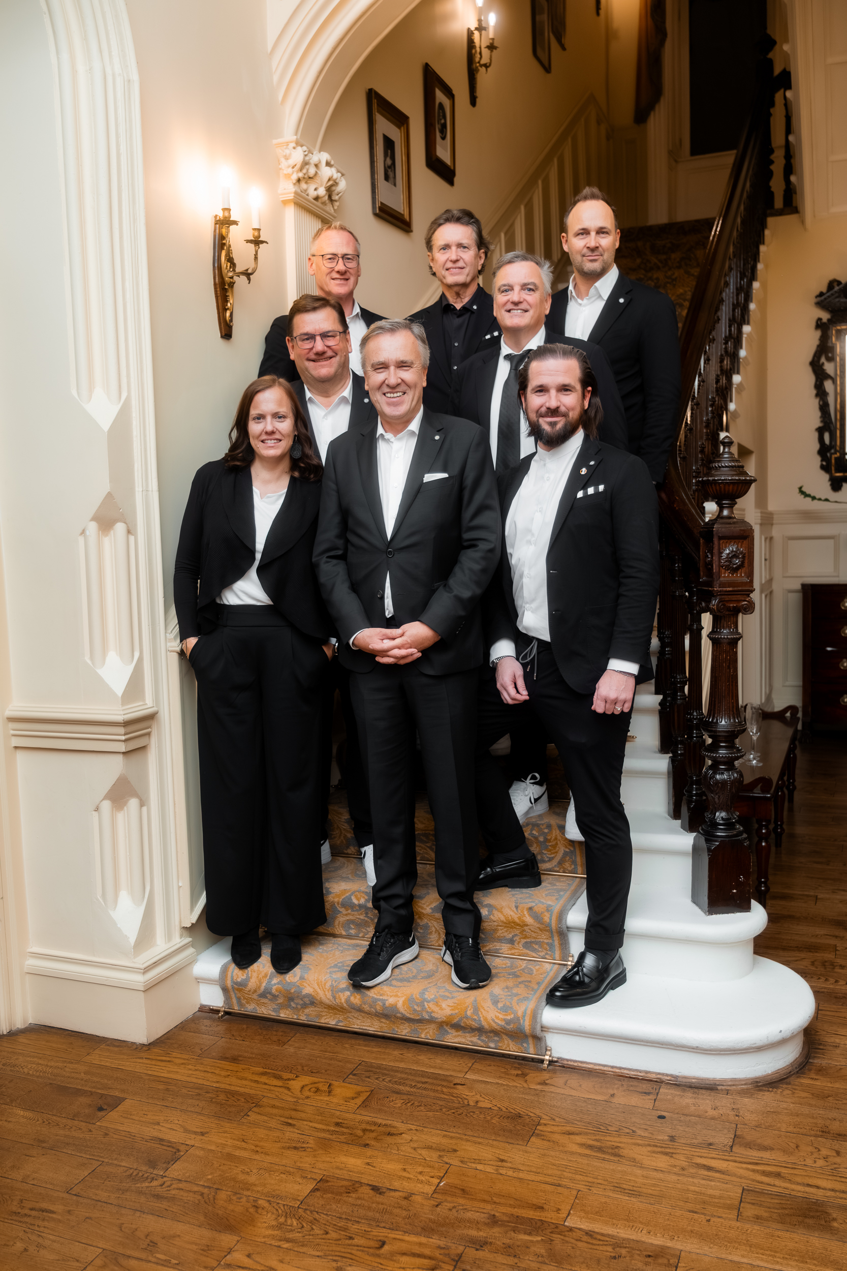 Gruppenfoto auf einer Stiege