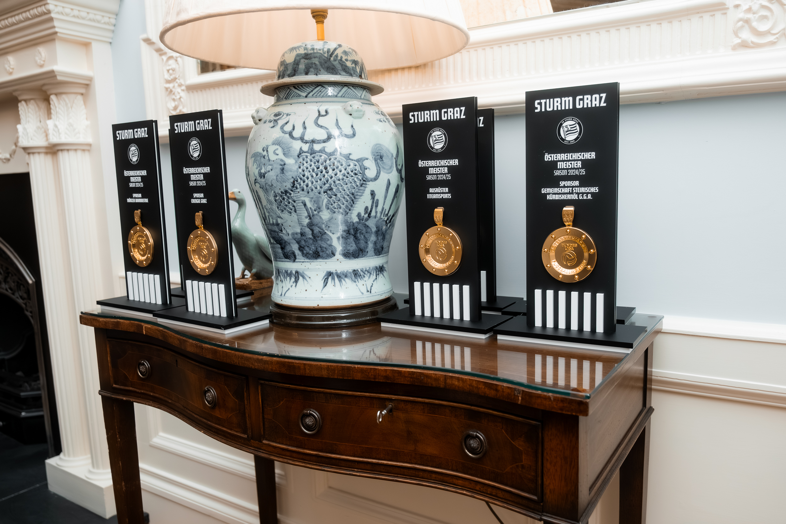 Medaillen auf einem Podest