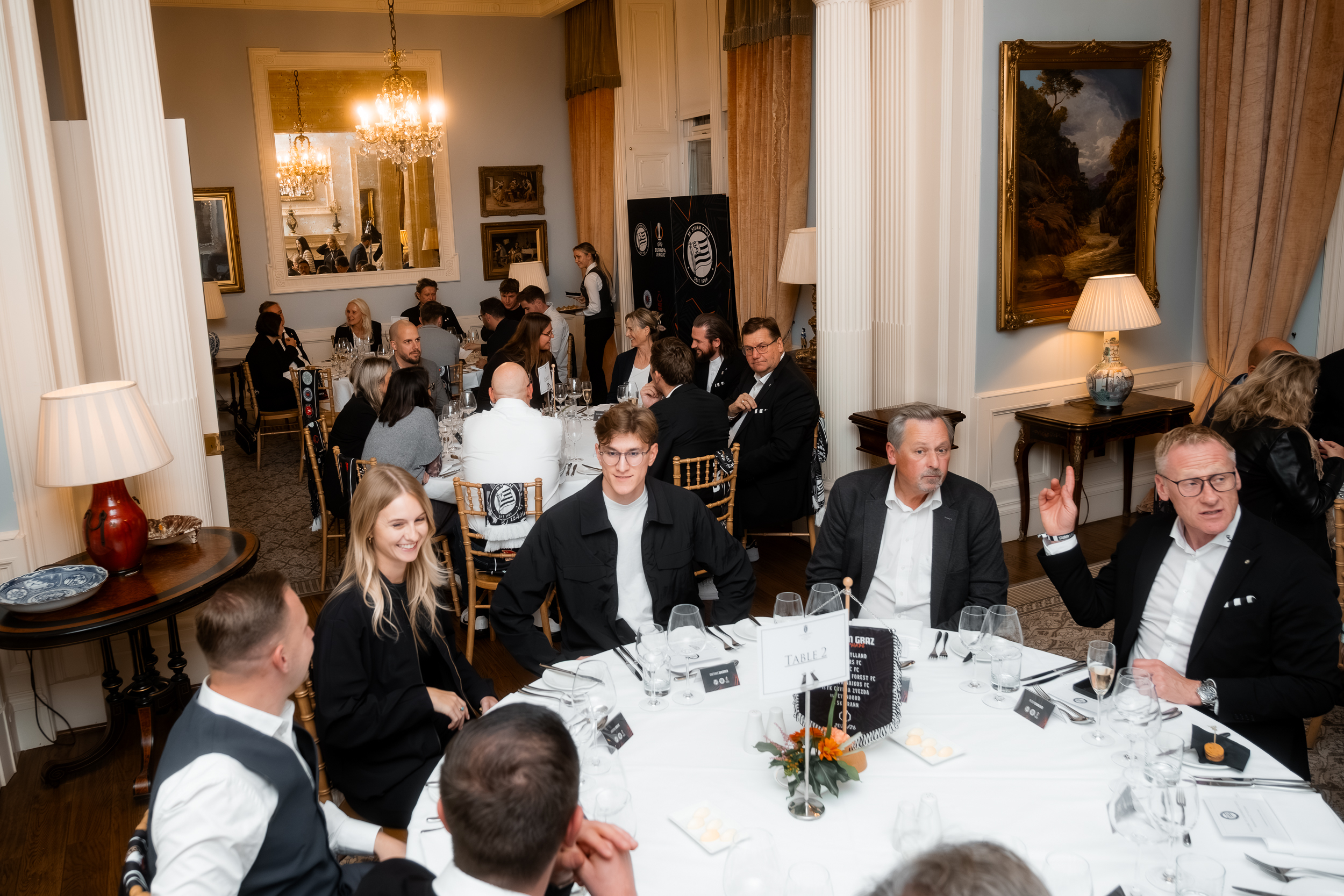 Menschen an einem runden Tisch