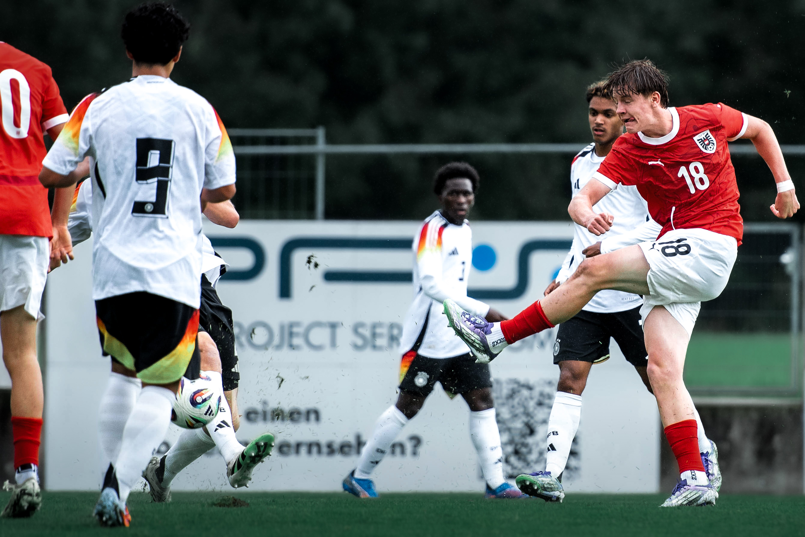 En Mann spielt einen Ball