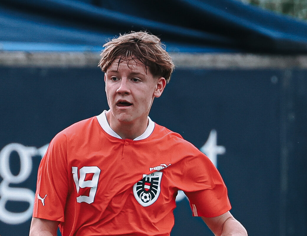 Ein Fußballer im Teamdress.