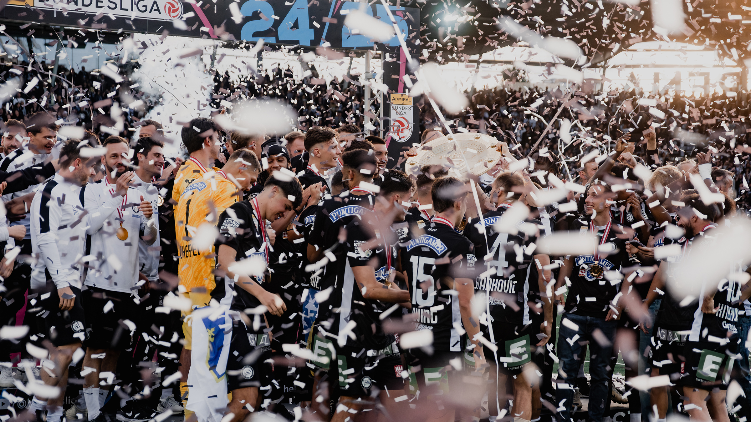 Jubelnde Spieler mit der Meisterschale