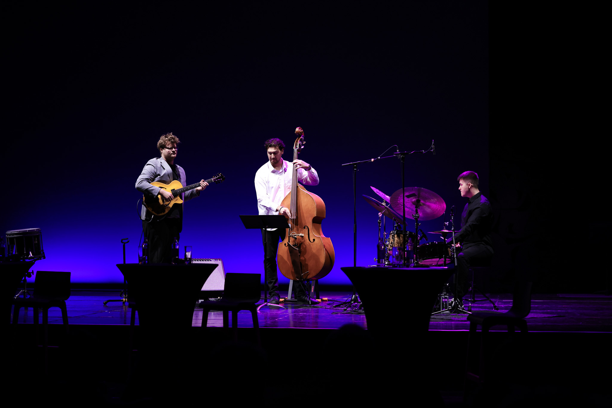 Band spielt auf einem Podium