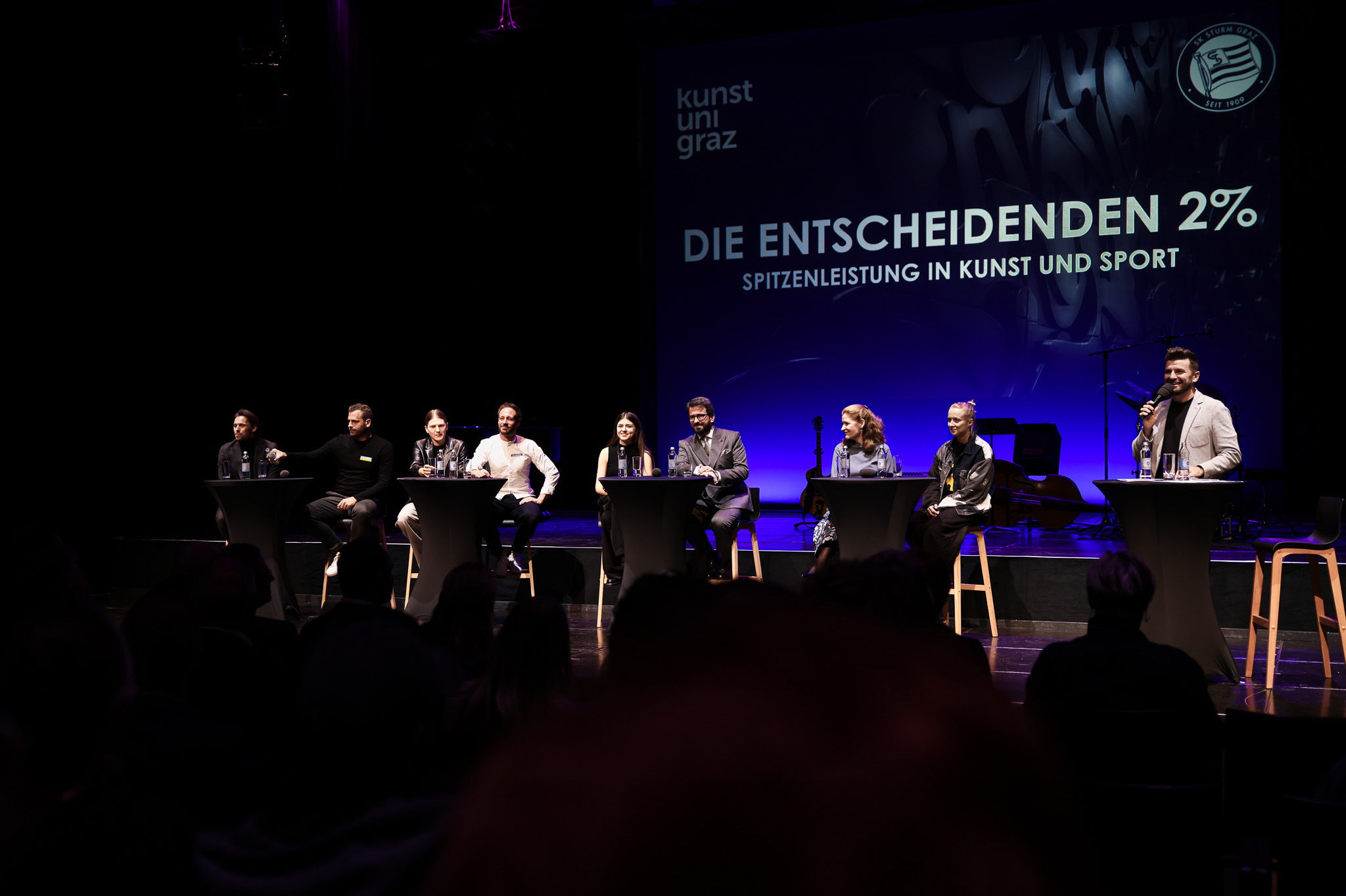 Personen auf dem Podium