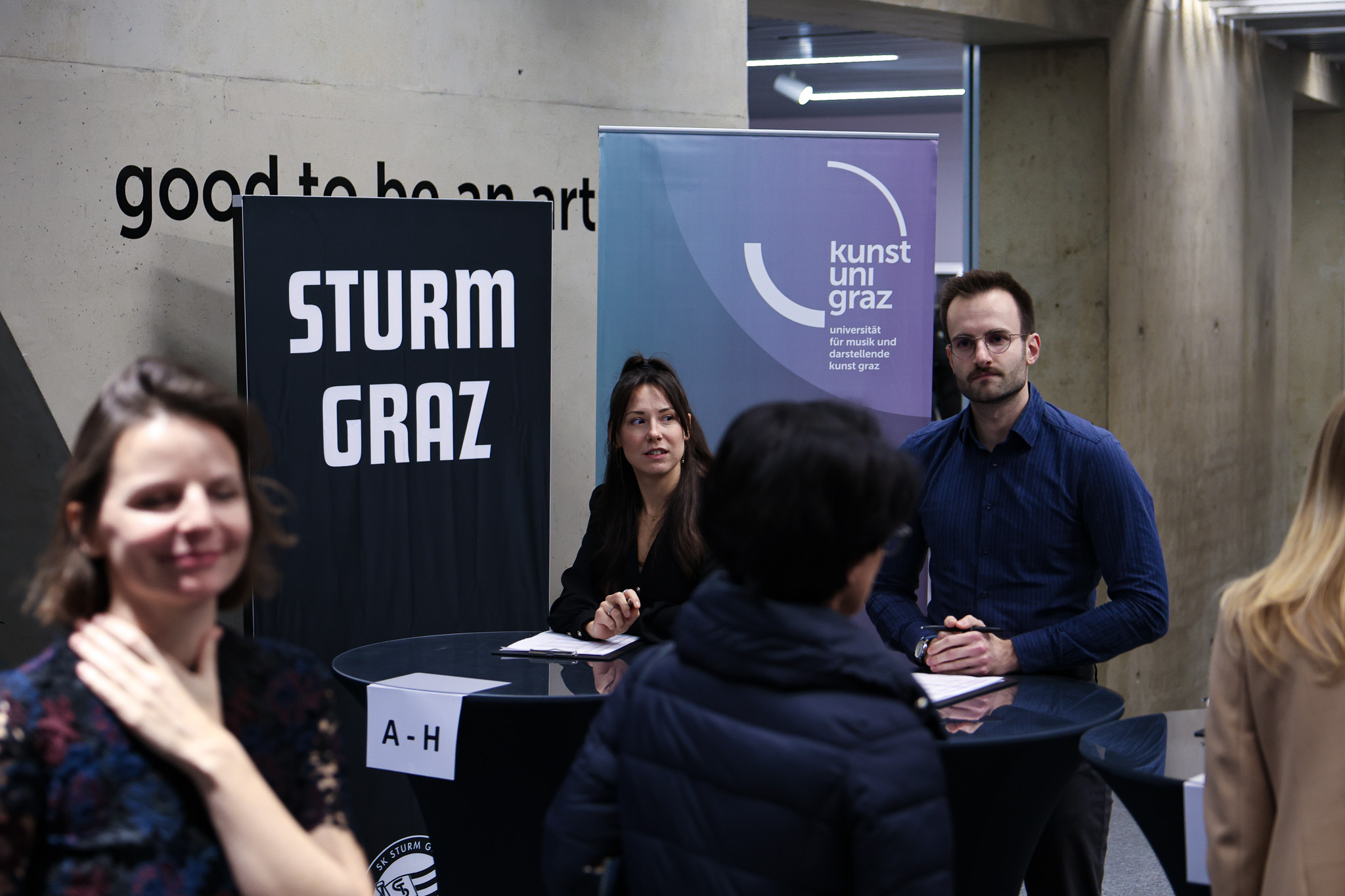 mehrere Personen stehen