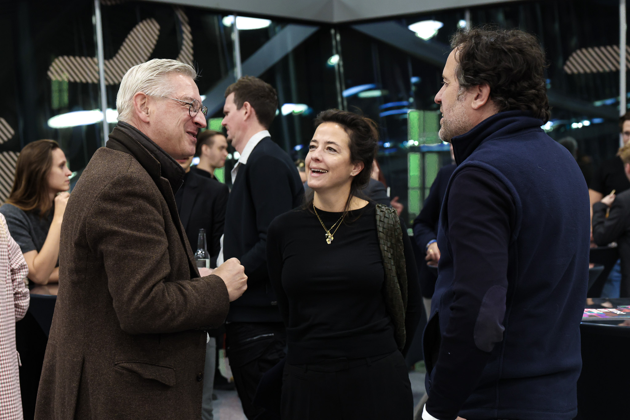 Menschen stehen und unterhalten sich