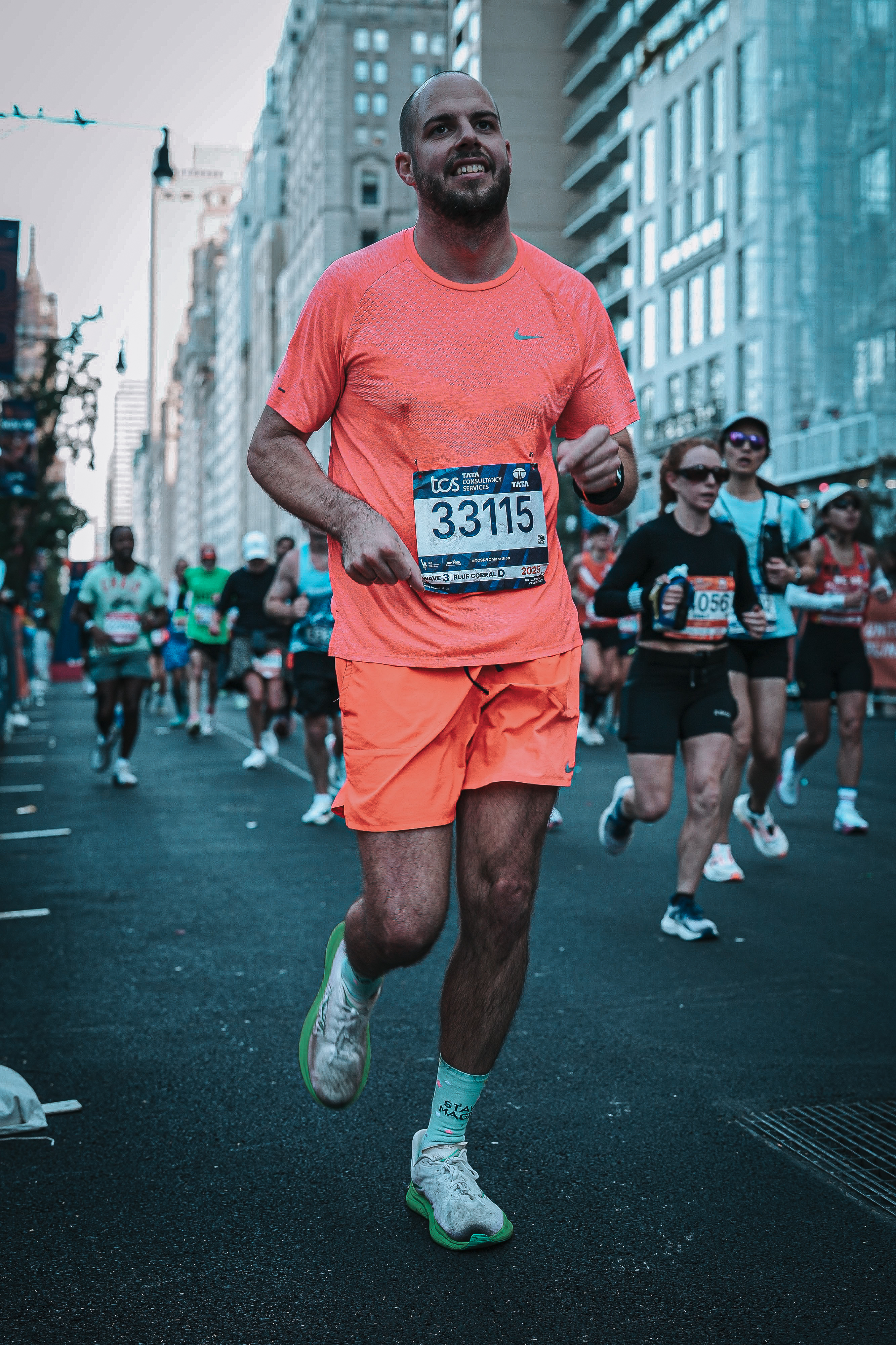 Ein Mann läuft in der Stadt.