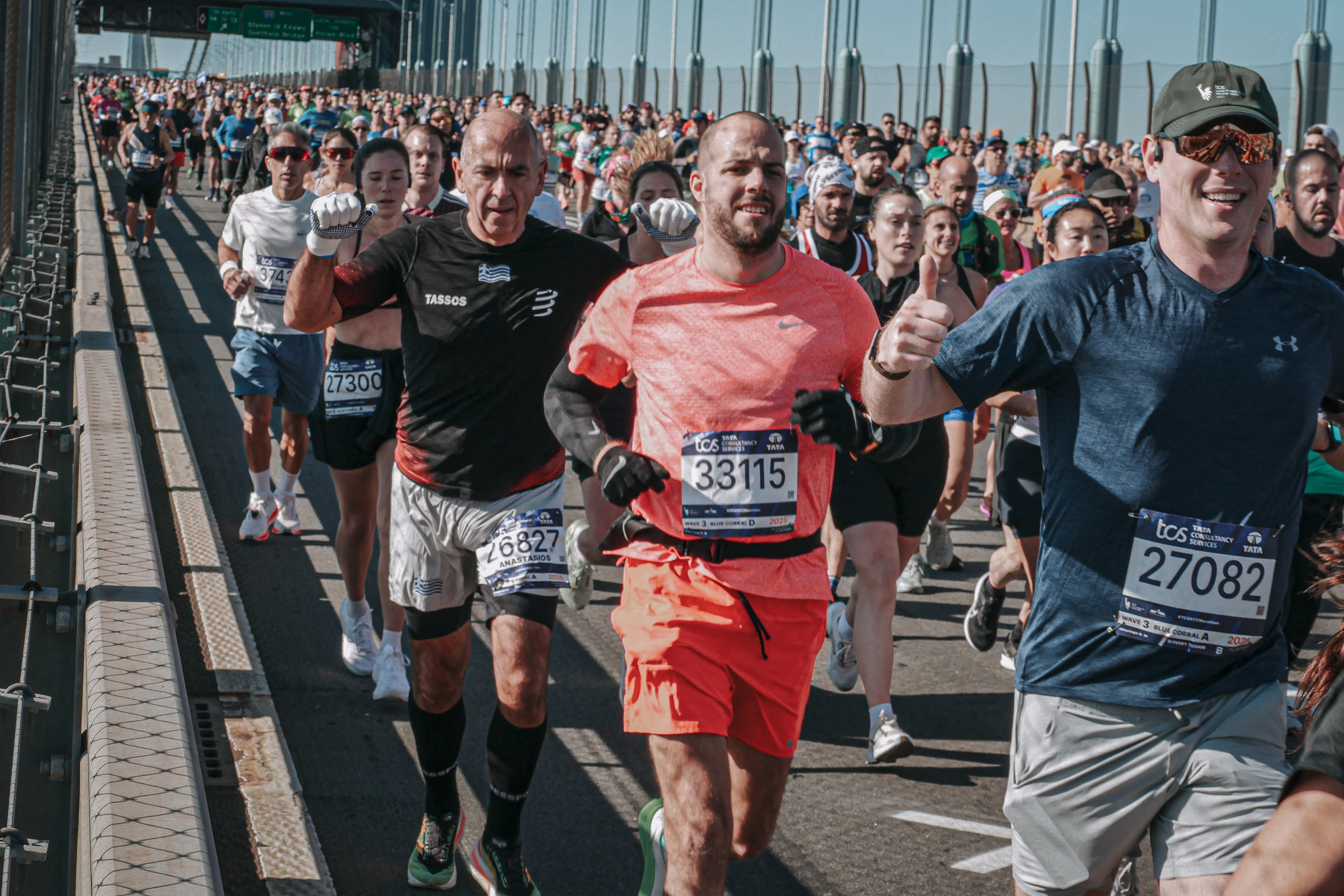 EIn Mann zwischen Tausenden Läufern auf einer Brücke.