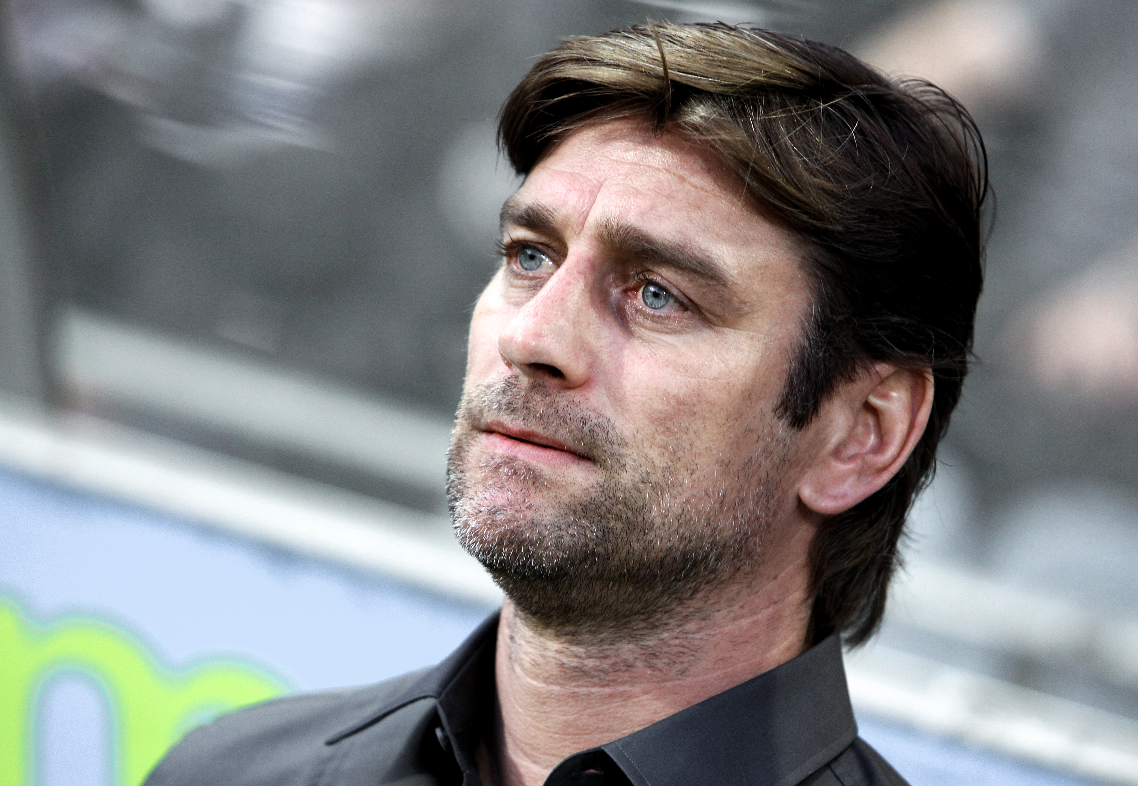 Ein Mann schaut in die Ferne