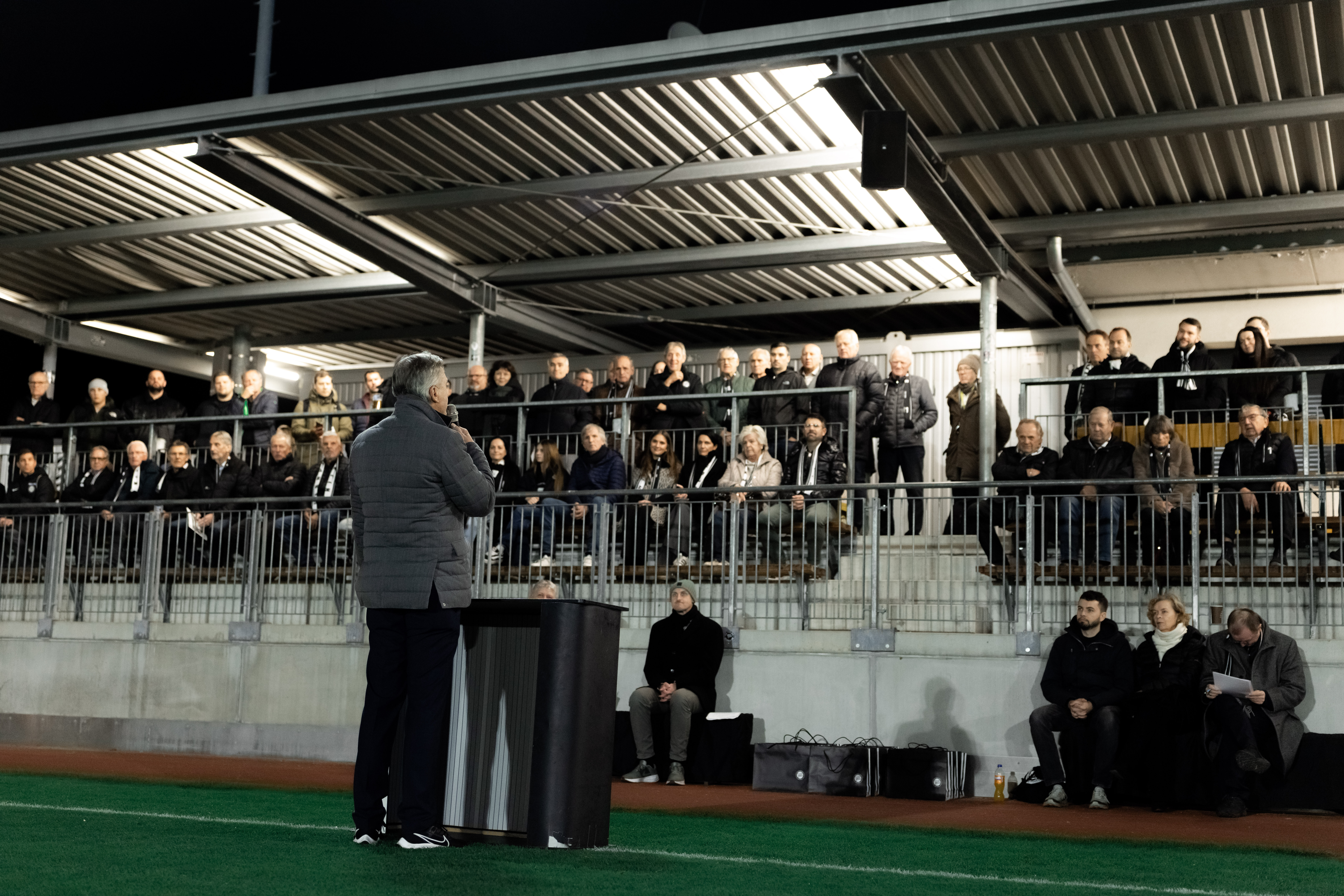 Ein Mann spricht vor vielen Leuten