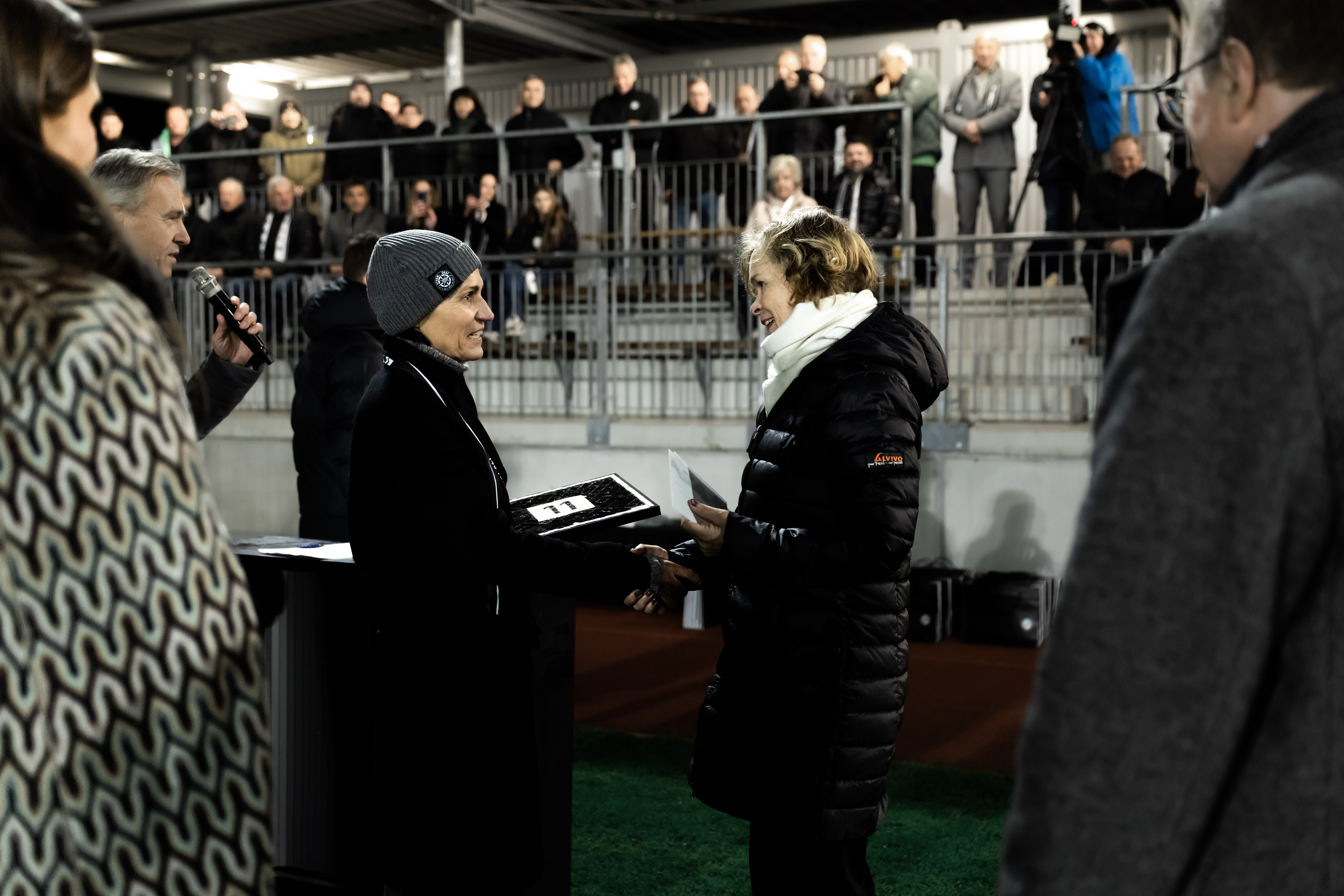 Eine Frau gibt einer andern Frau ein Bild