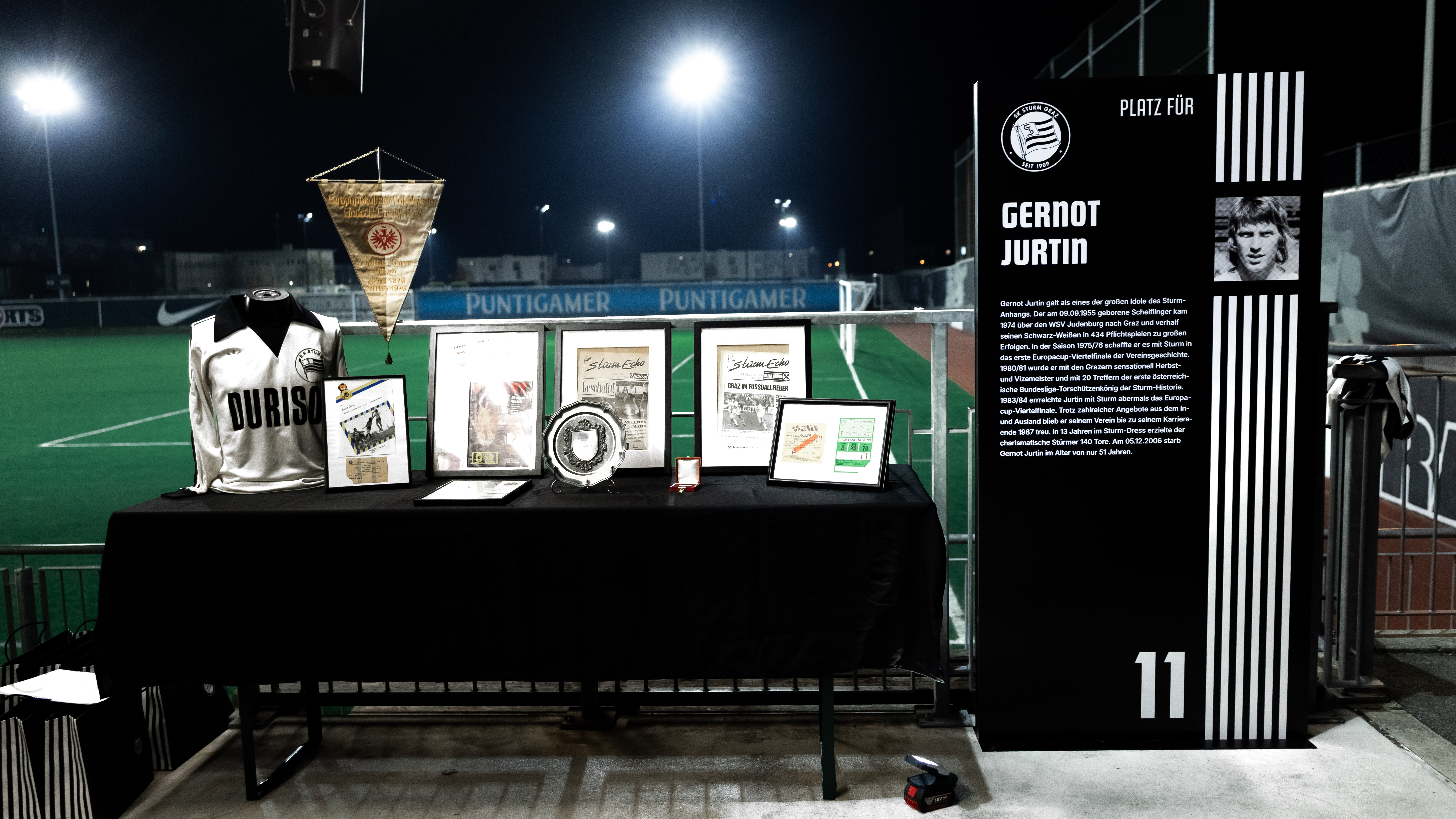 Gedenk-Stele und Gedenk-Tisch mit historischen Relikten