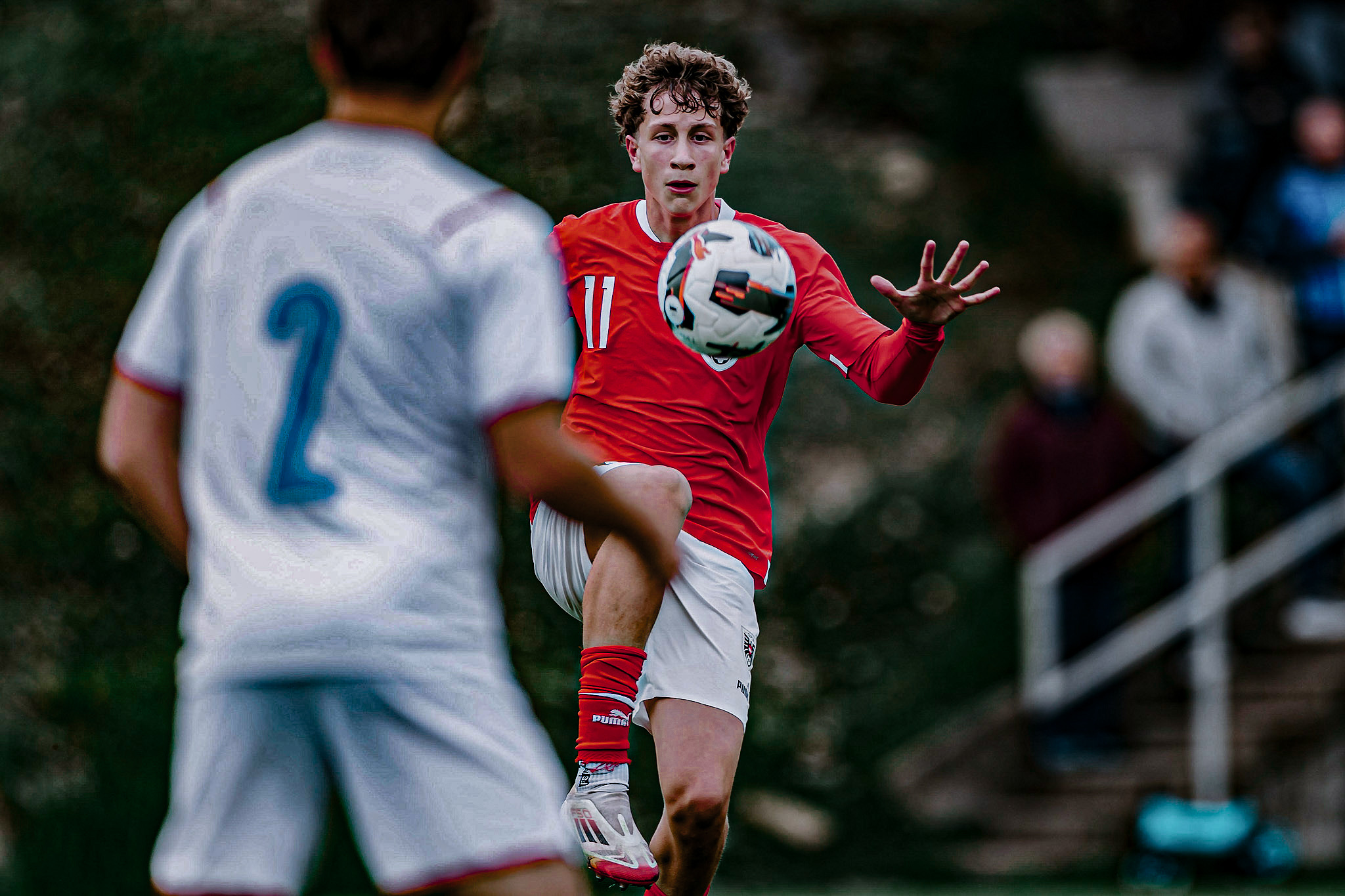 Zwei Männer beim Fußballspielen.