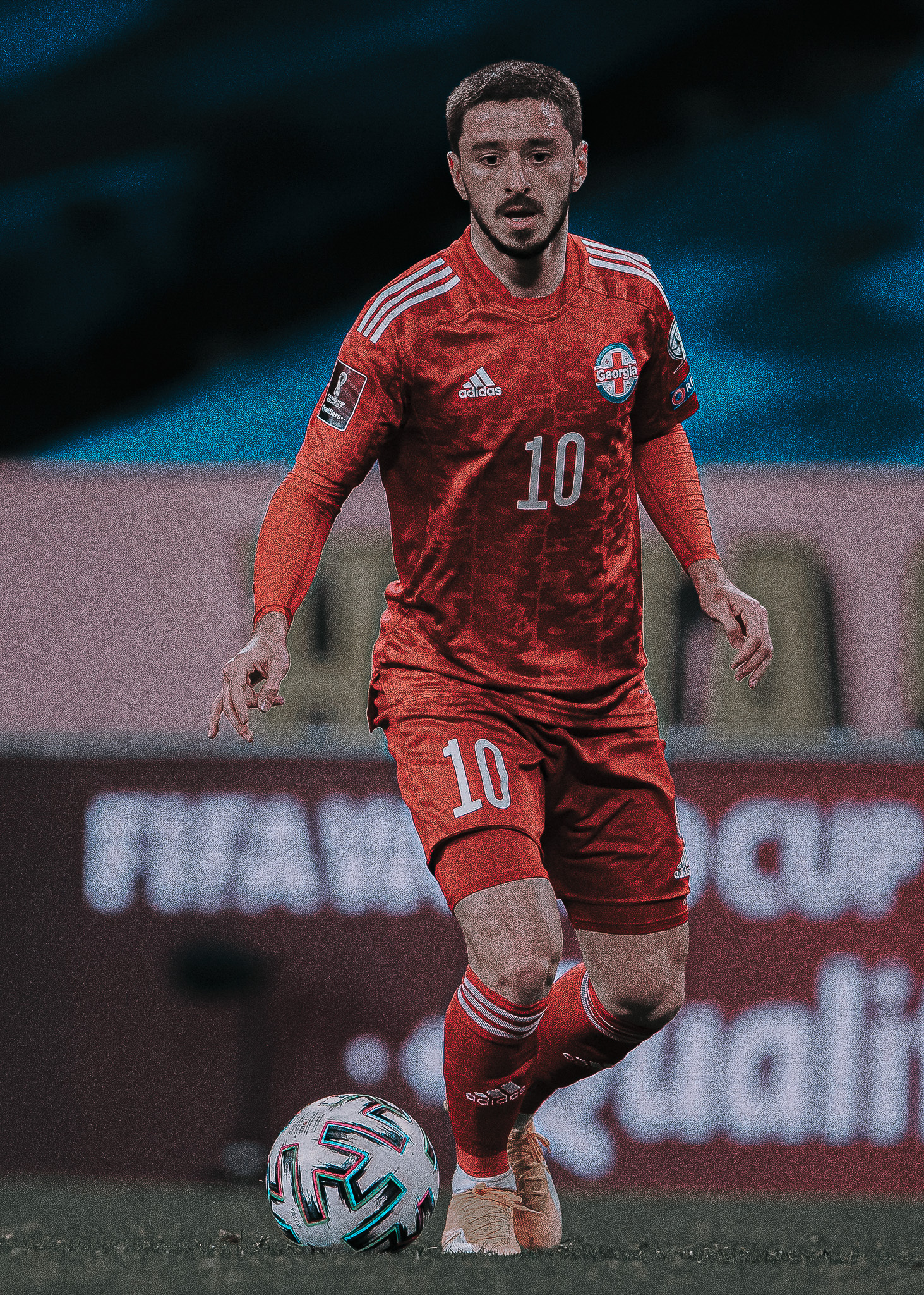 Ein Mann in einem roten Fußballdress.