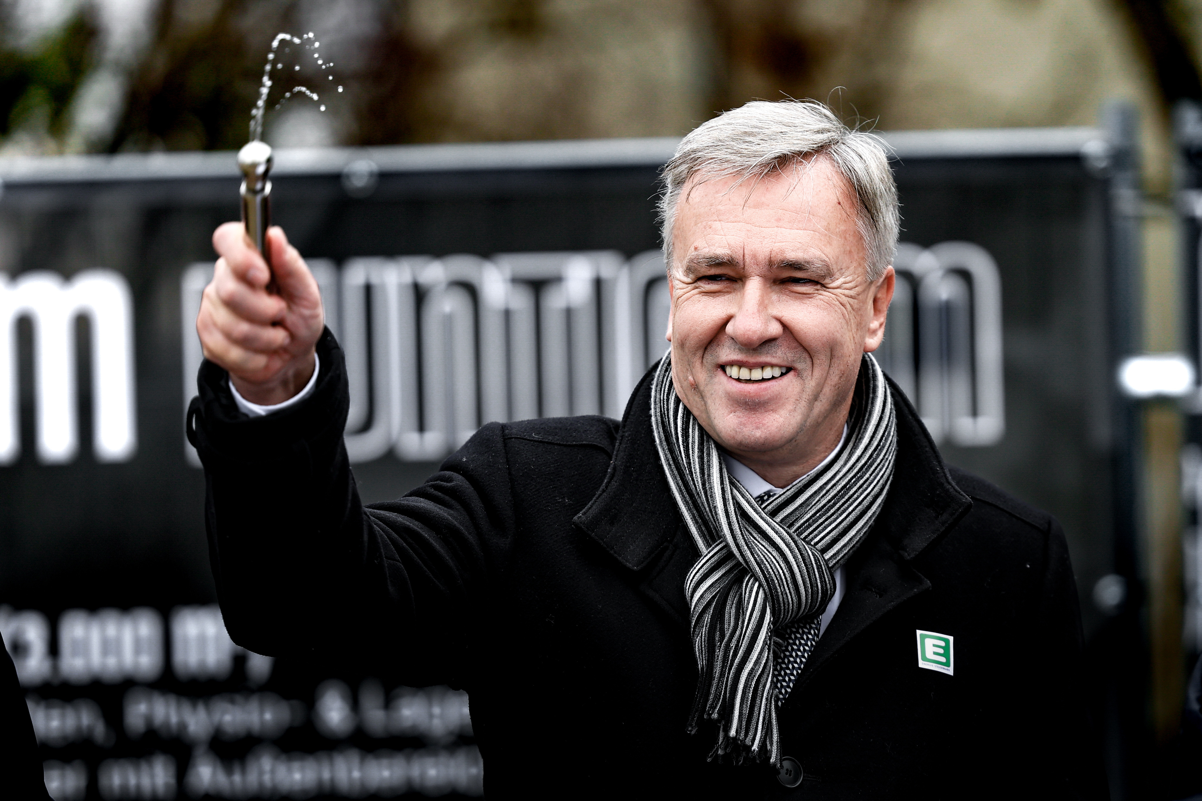 EIn Mann segnet eine Baustelle