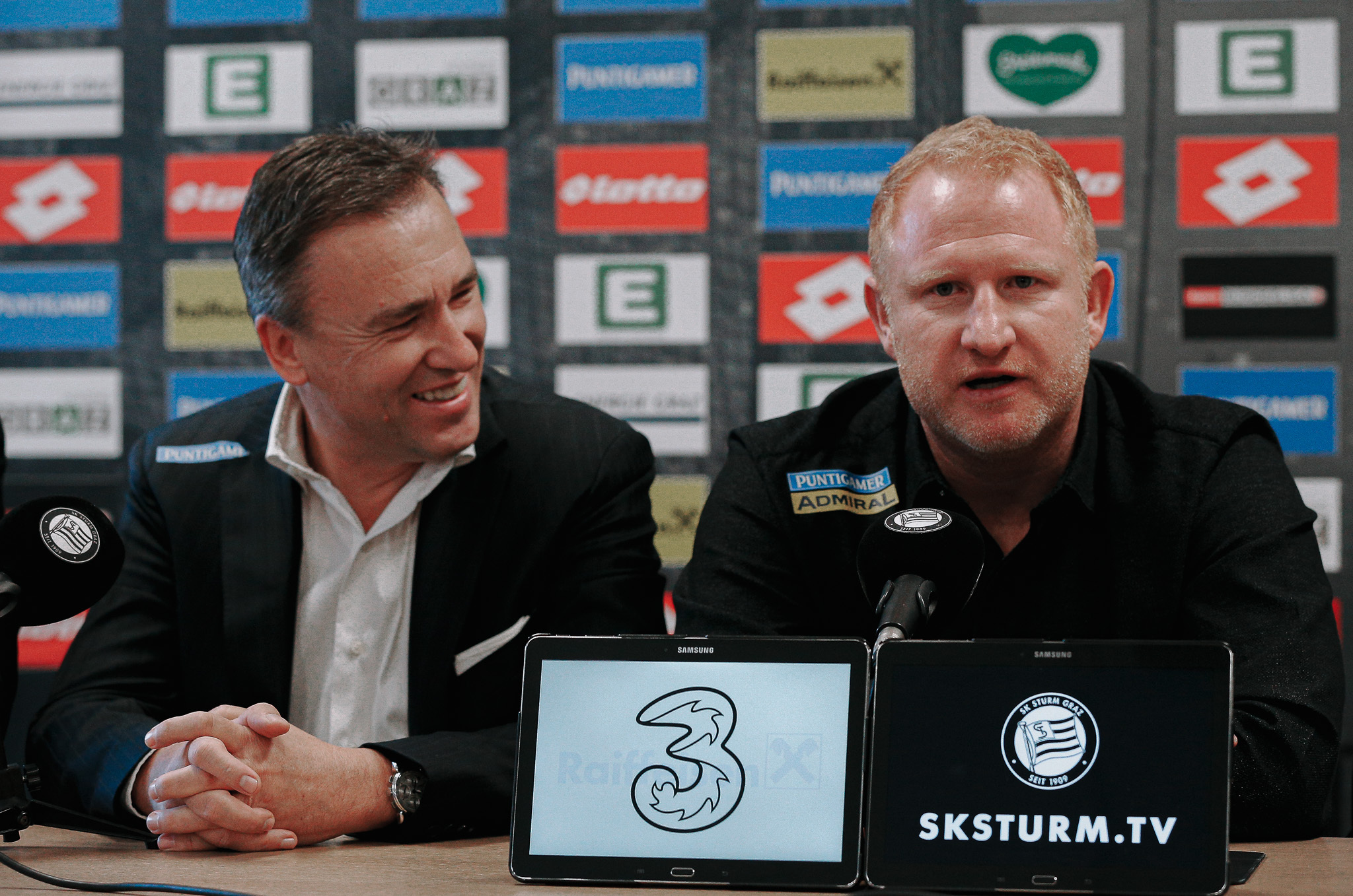 Zwei Männer am Rednerpult