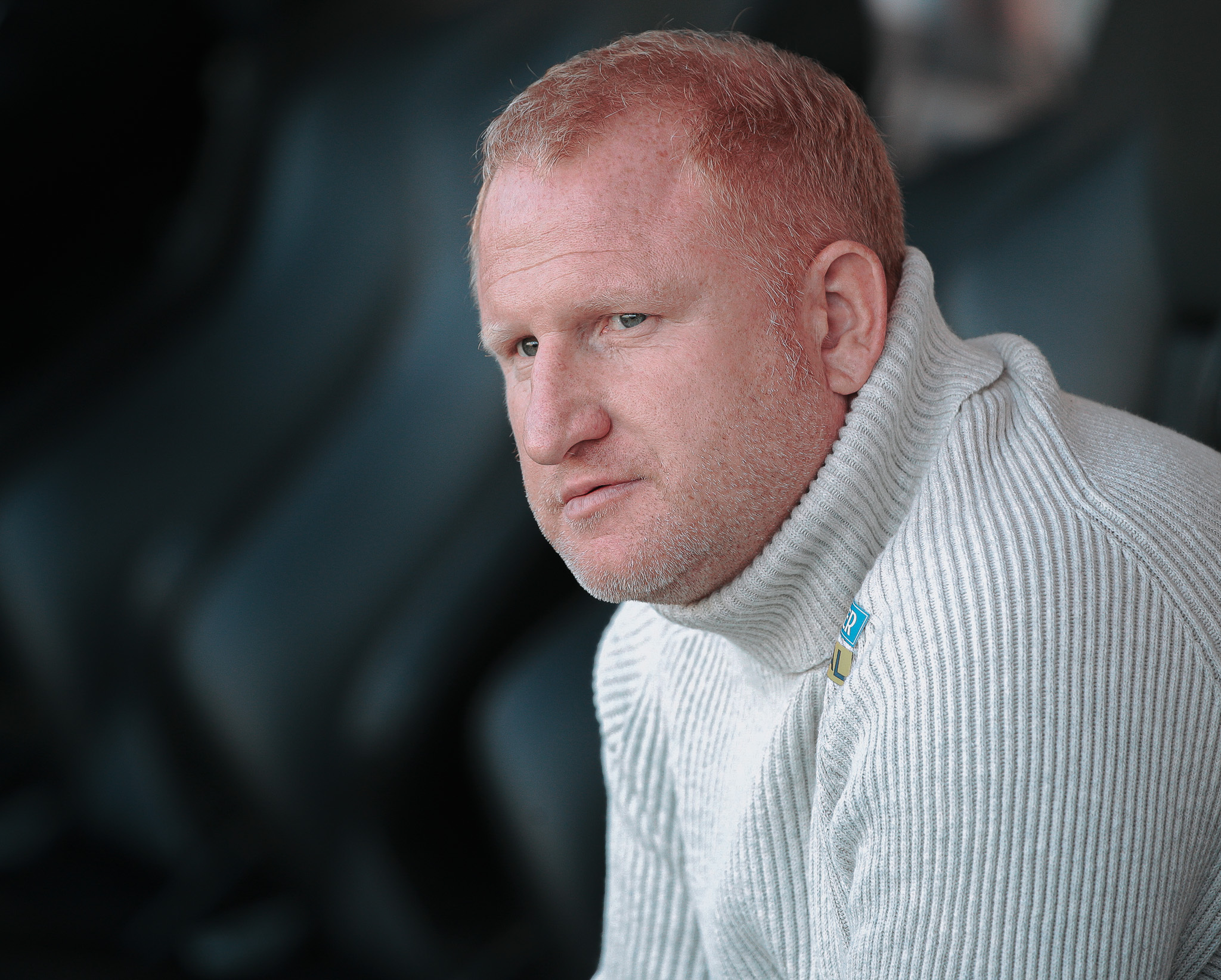 Ein Mann in einem Rollkragenpullover.