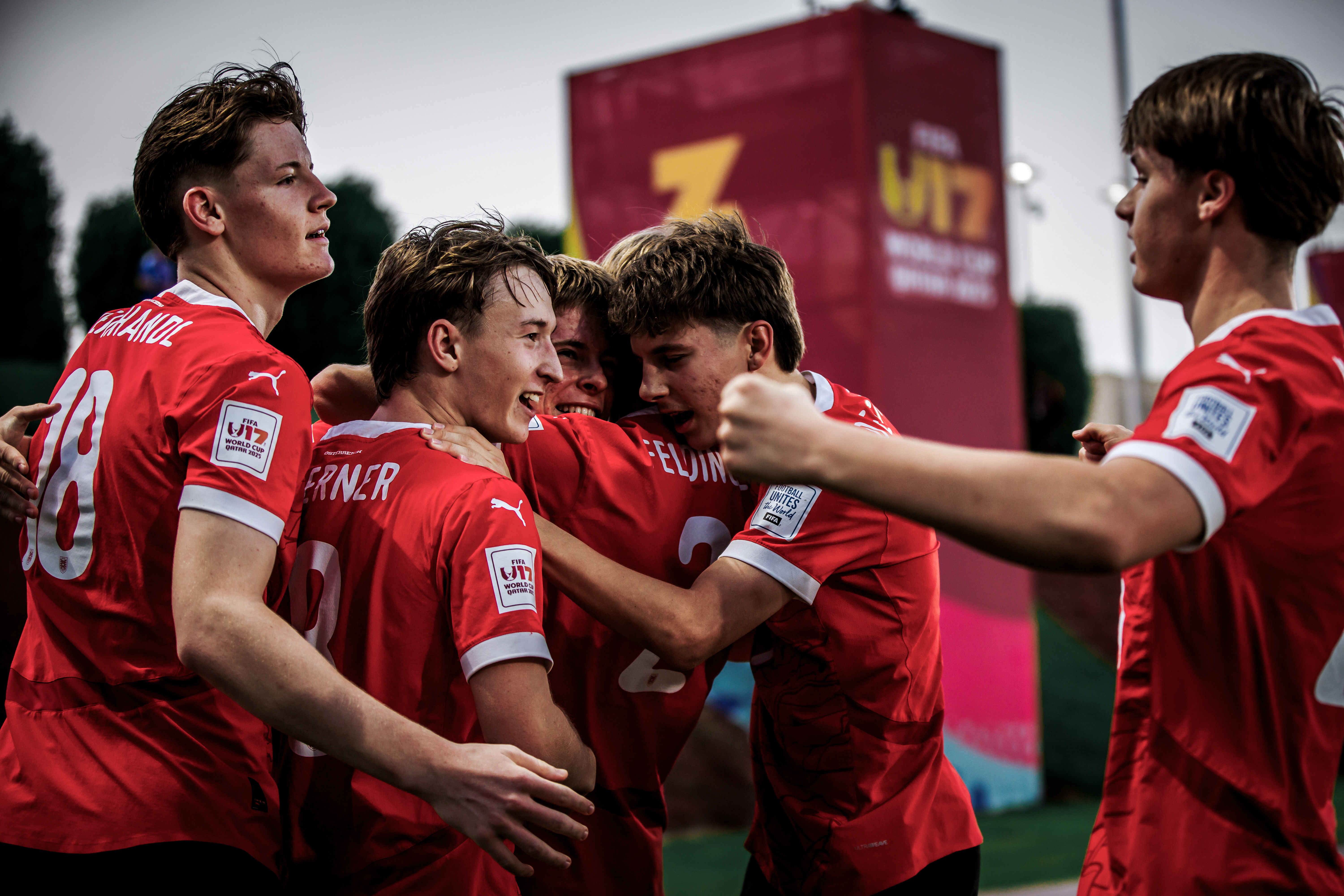 Ein Mann im Teamdress.