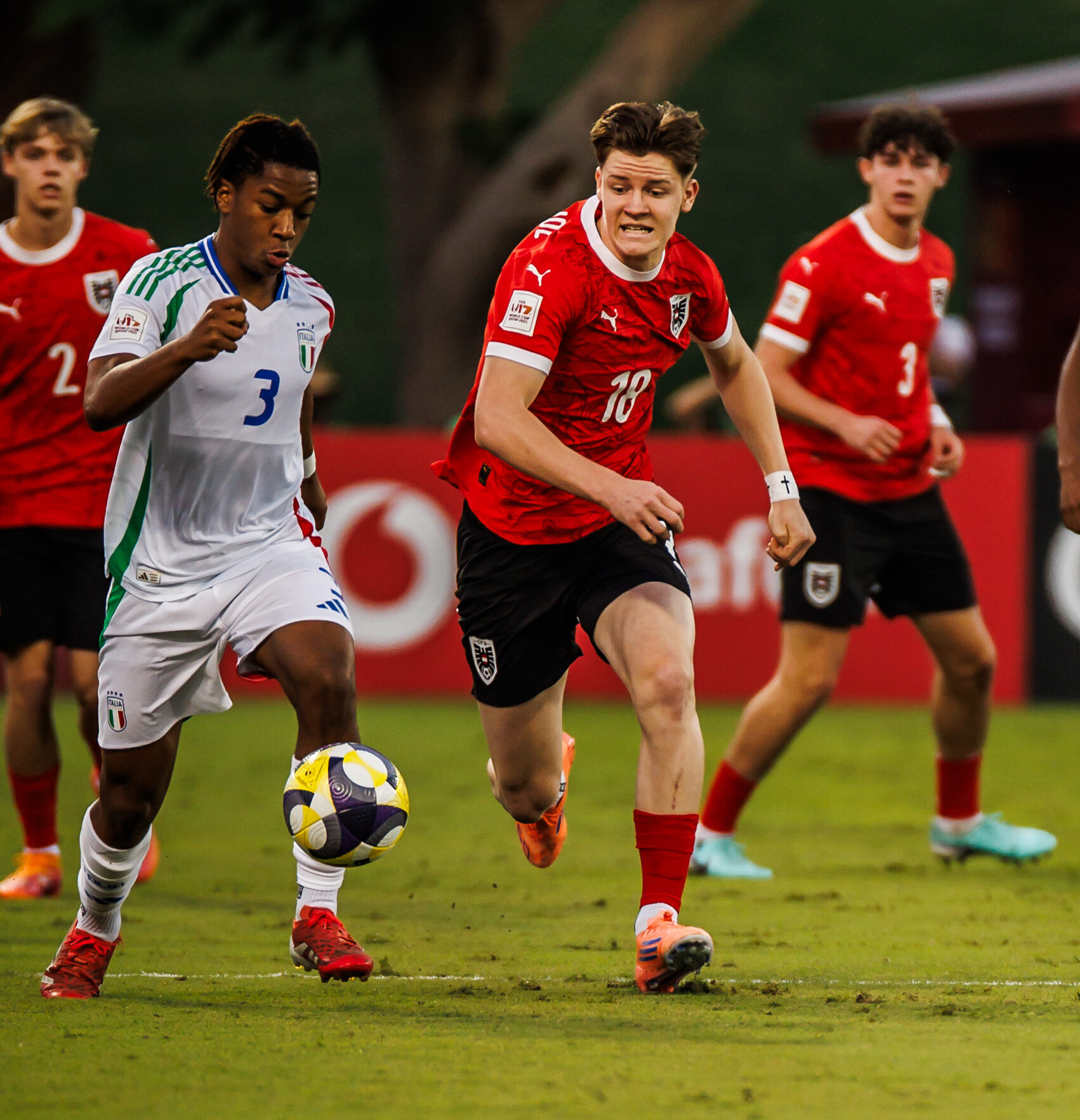 Mehrere Fußball im Kampf um den Ball.