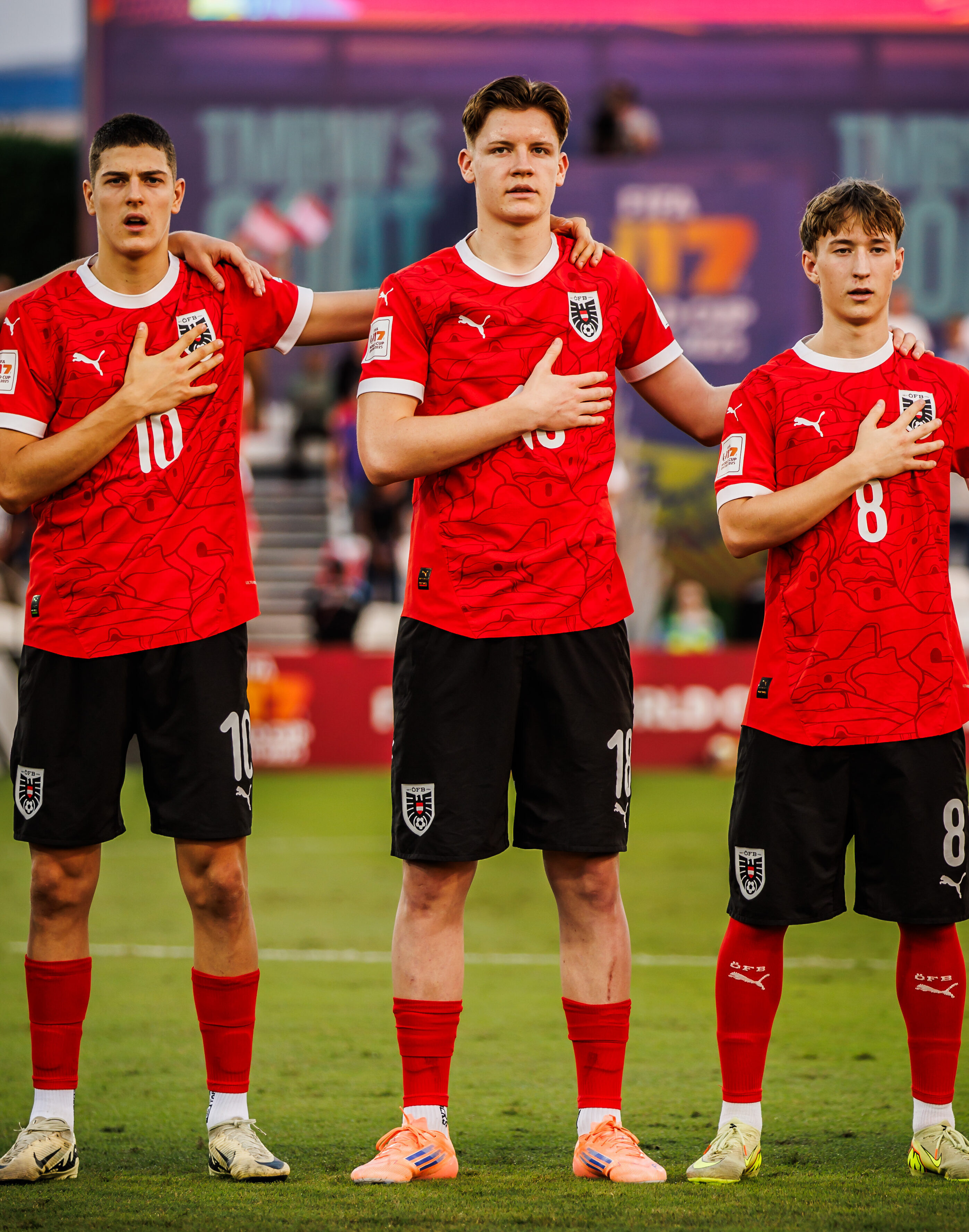 Mehrere Fußball stehen am Spielfeld.