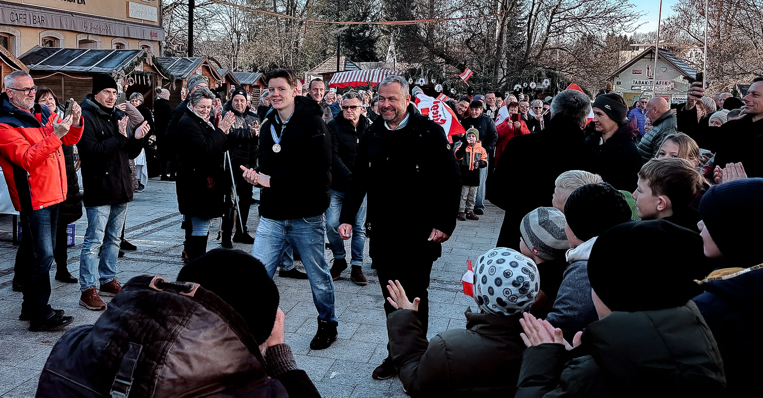 Zwei Personen marschieren durch die Menge.
