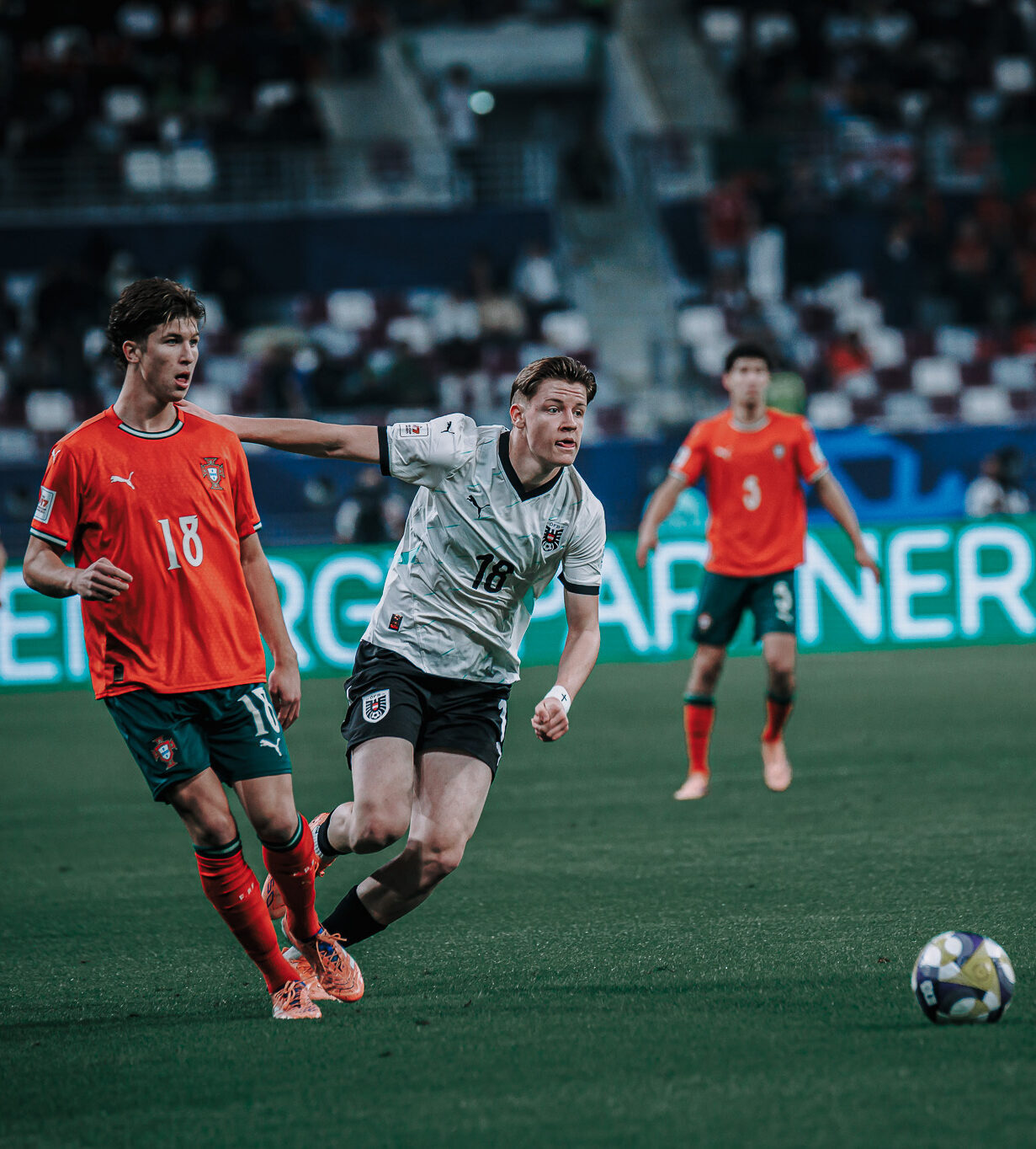 Zwei Fußballer in Aktion.