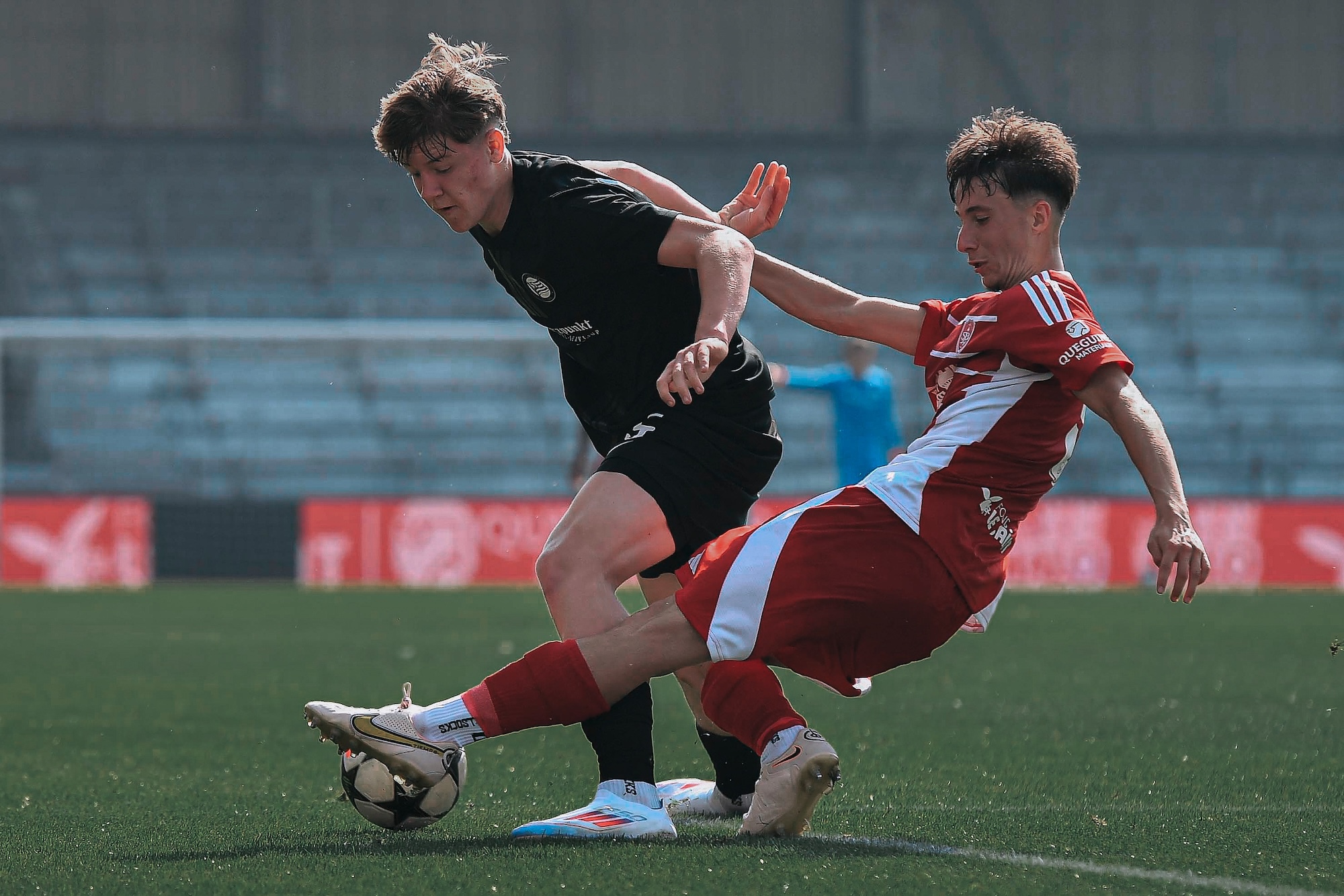 Zwei Fußballer im Zweikampf