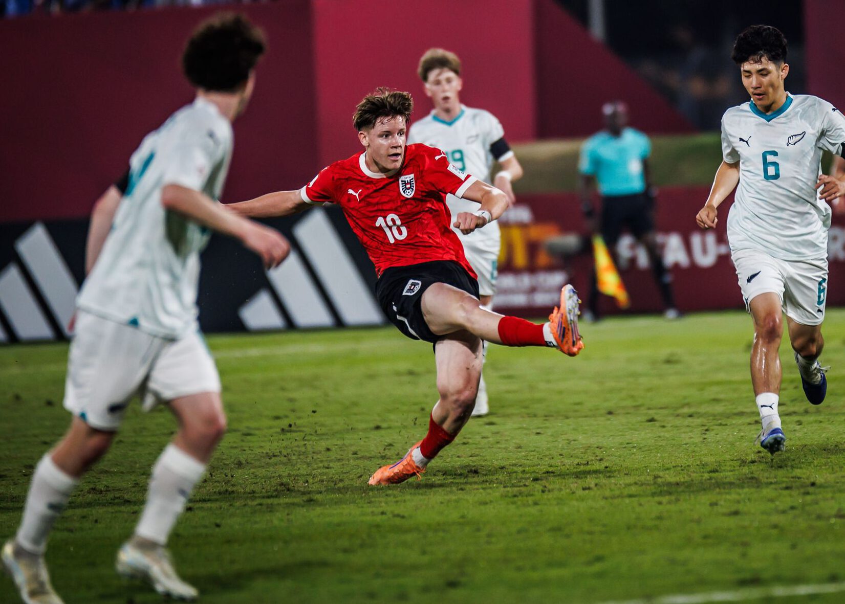 Ein Fußballer spielt den Ball