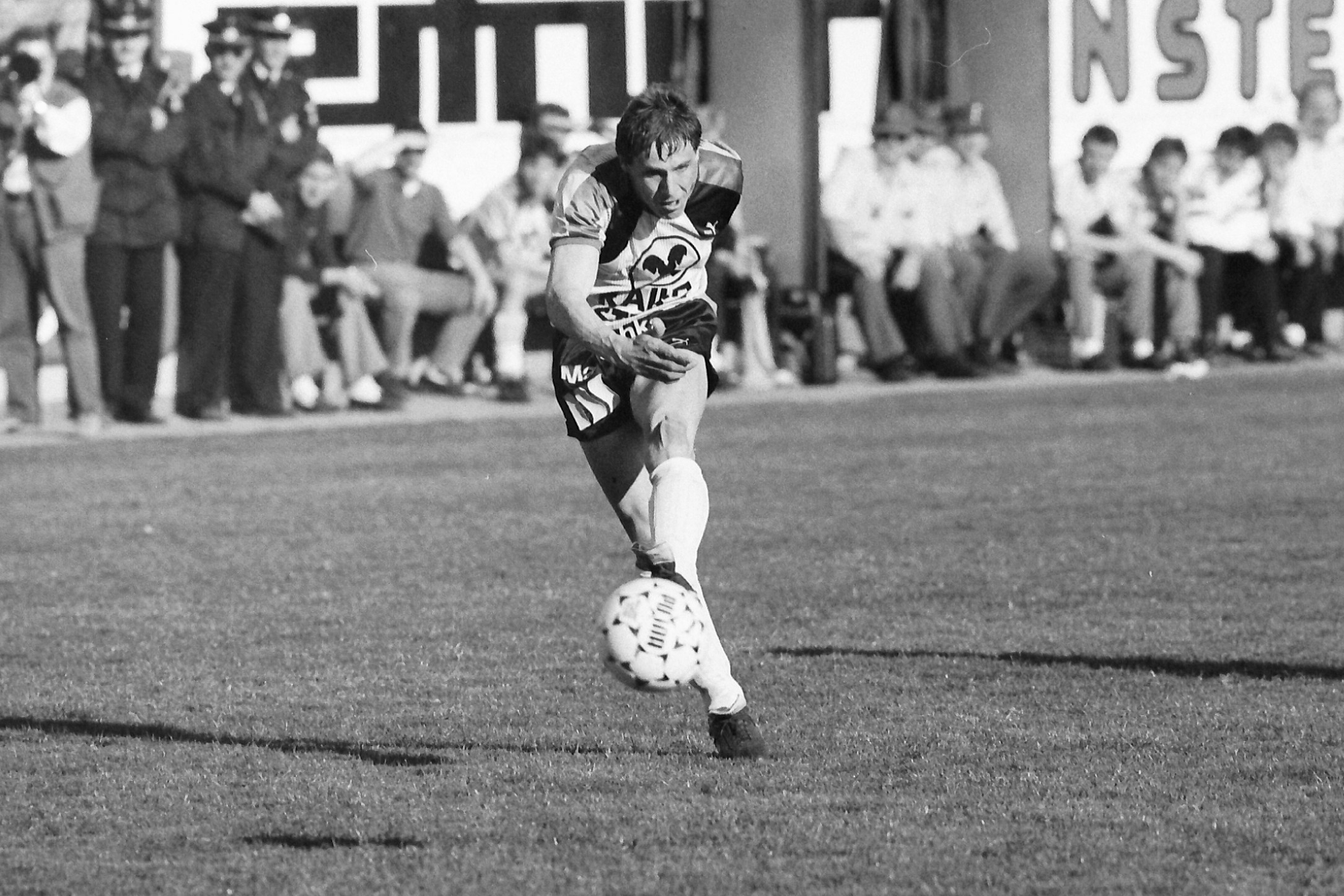 Ein Mann spielt einen Ball