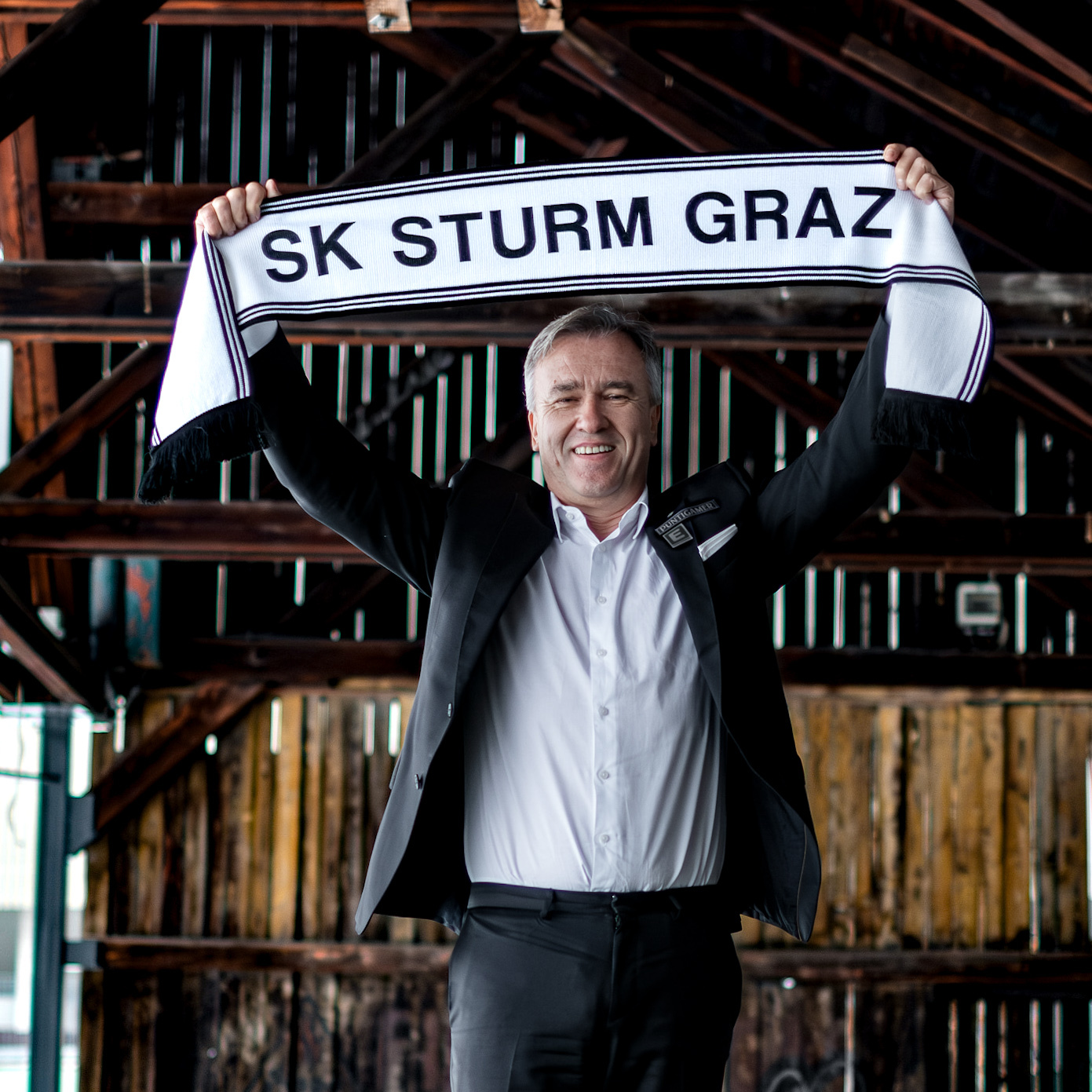 Ein Mann zeigt einen Schal.