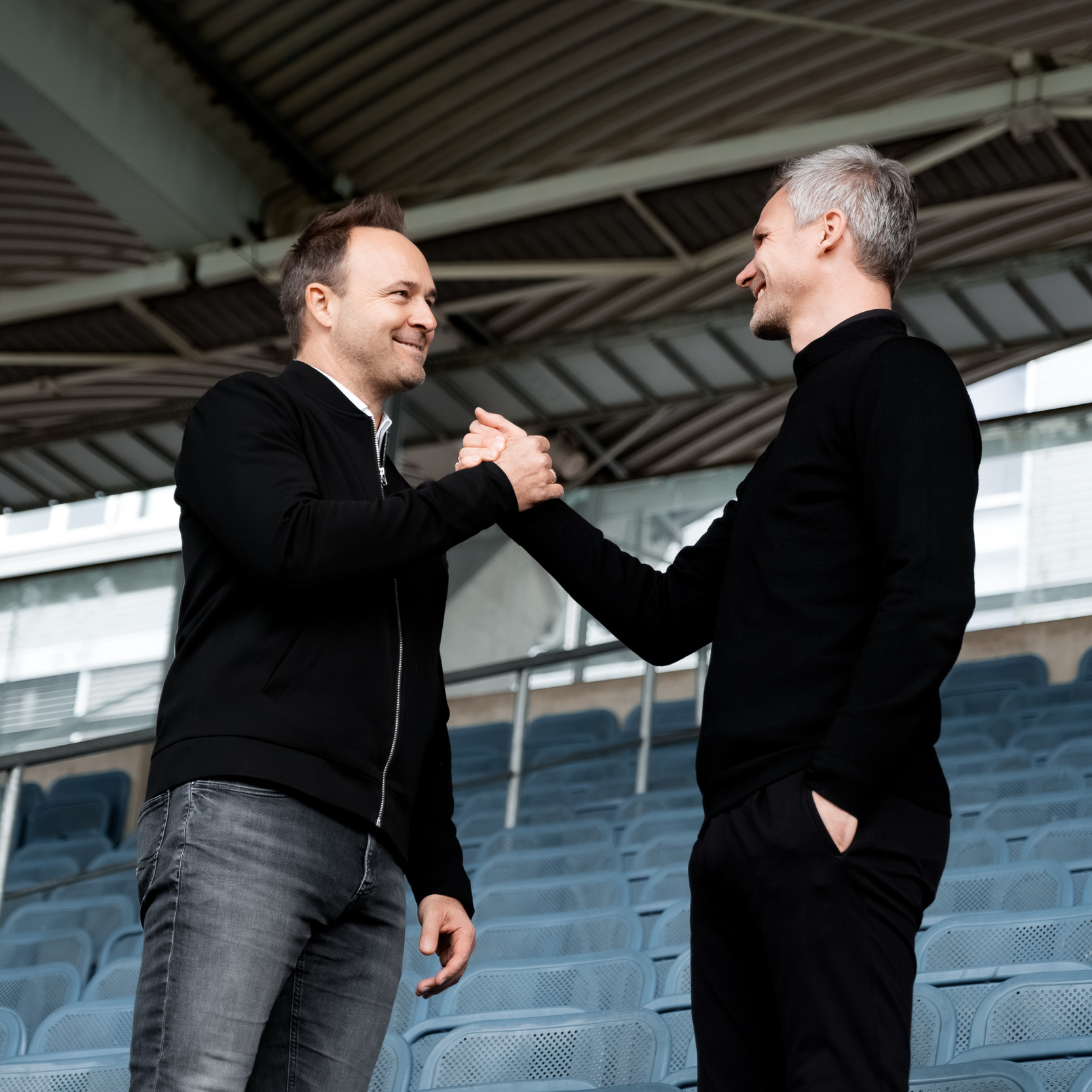 Zwei Männer reichen sich die Hand.