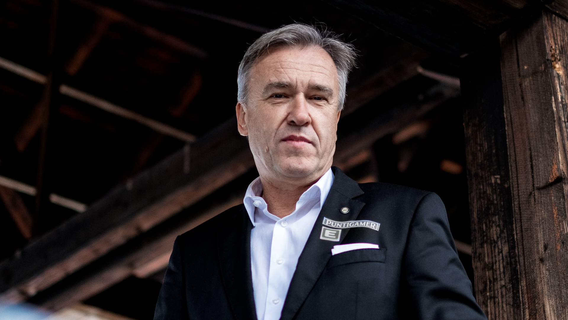 Ein Mann schaut in die Kamera.