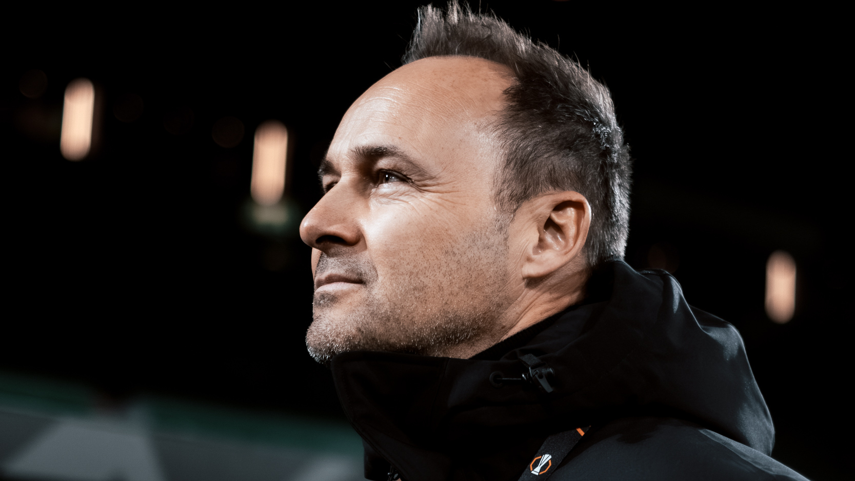 Ein Mann schaut in die Ferne.