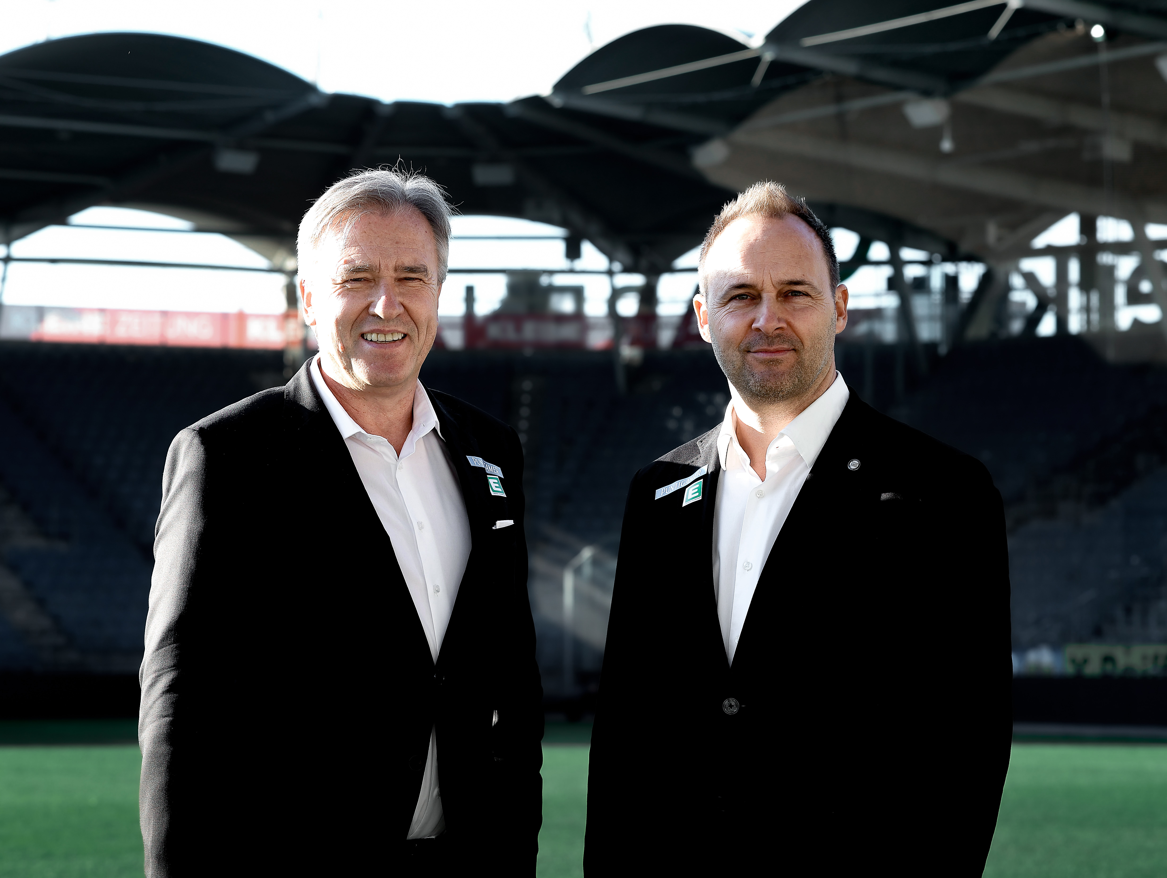 Zwei Männer stehen im Stadion