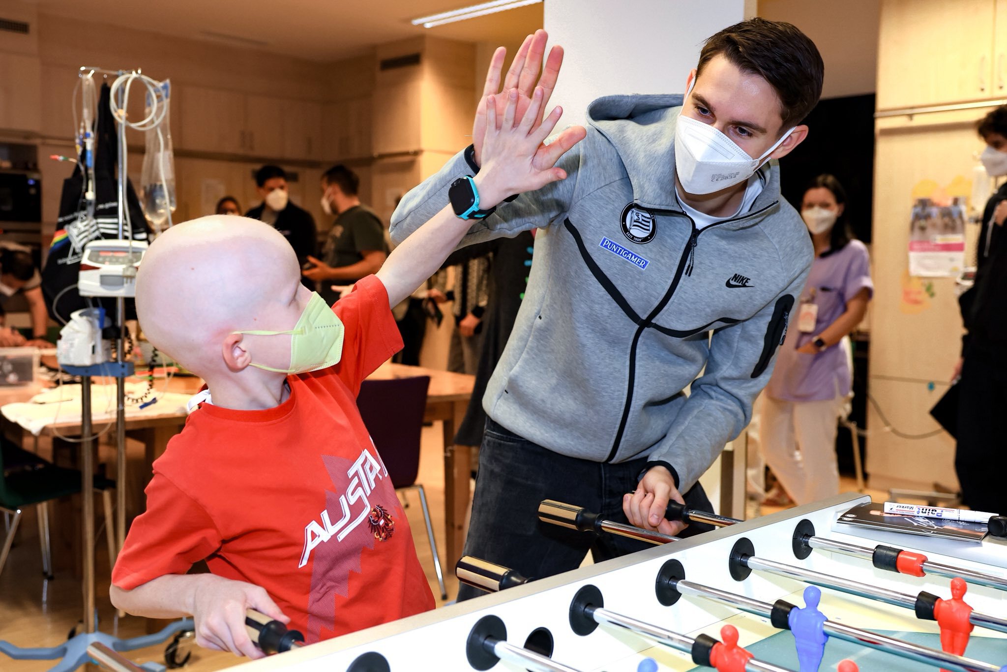 Ein Kind und ein Mann jubeln