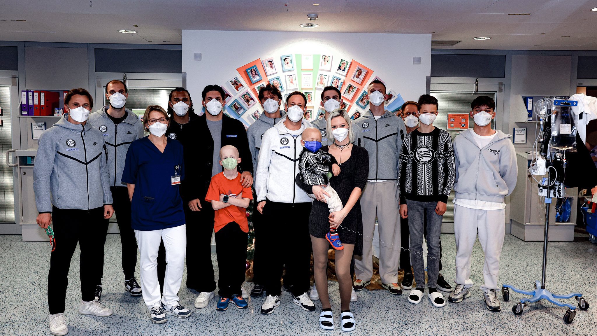 Ein Gruppenfoto mit Kindern und Spielern