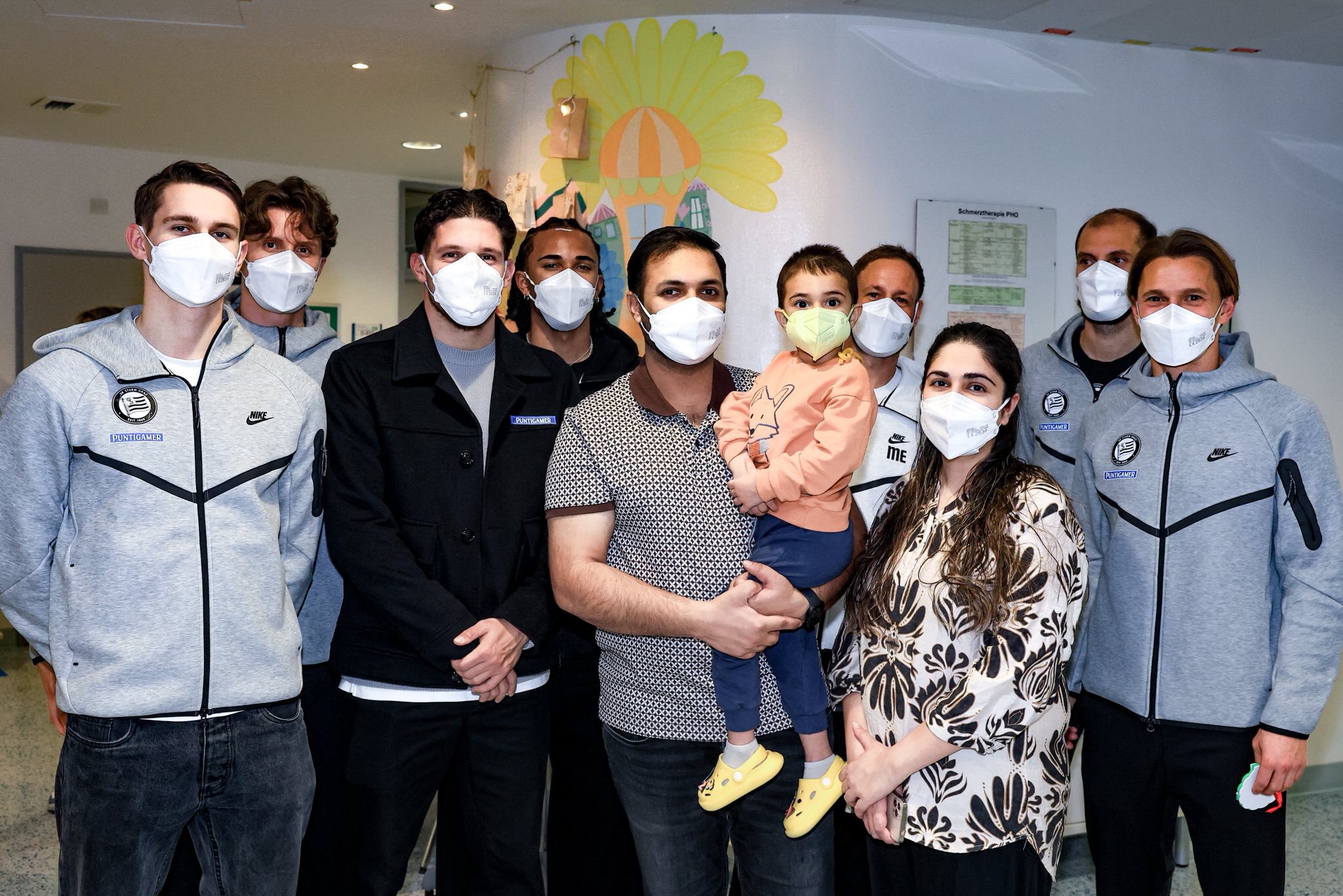 Ein Gruppenfoto mit Kindern und Spielern