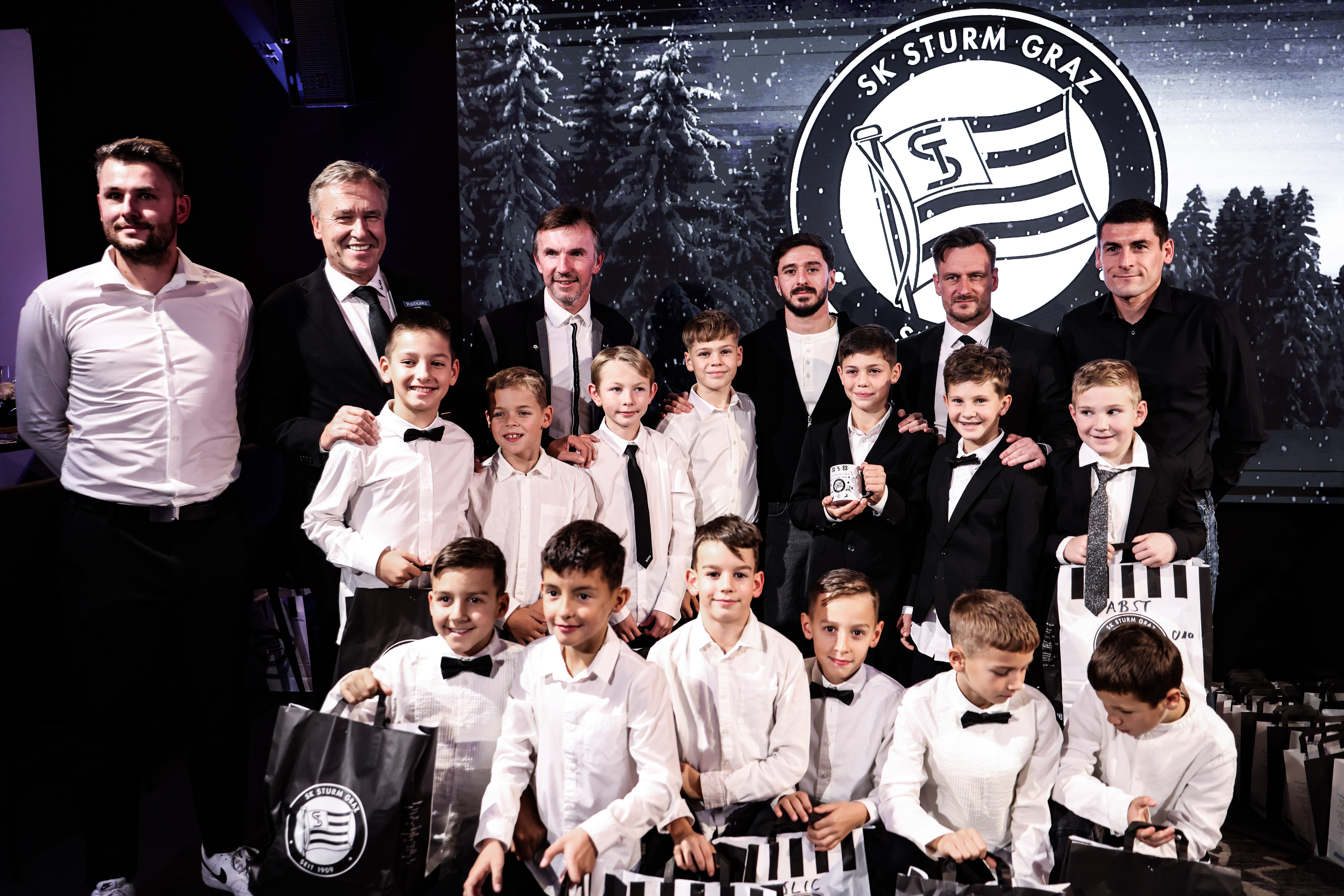 Ein Gruppenfoto mit Kindern und Erwachsenen