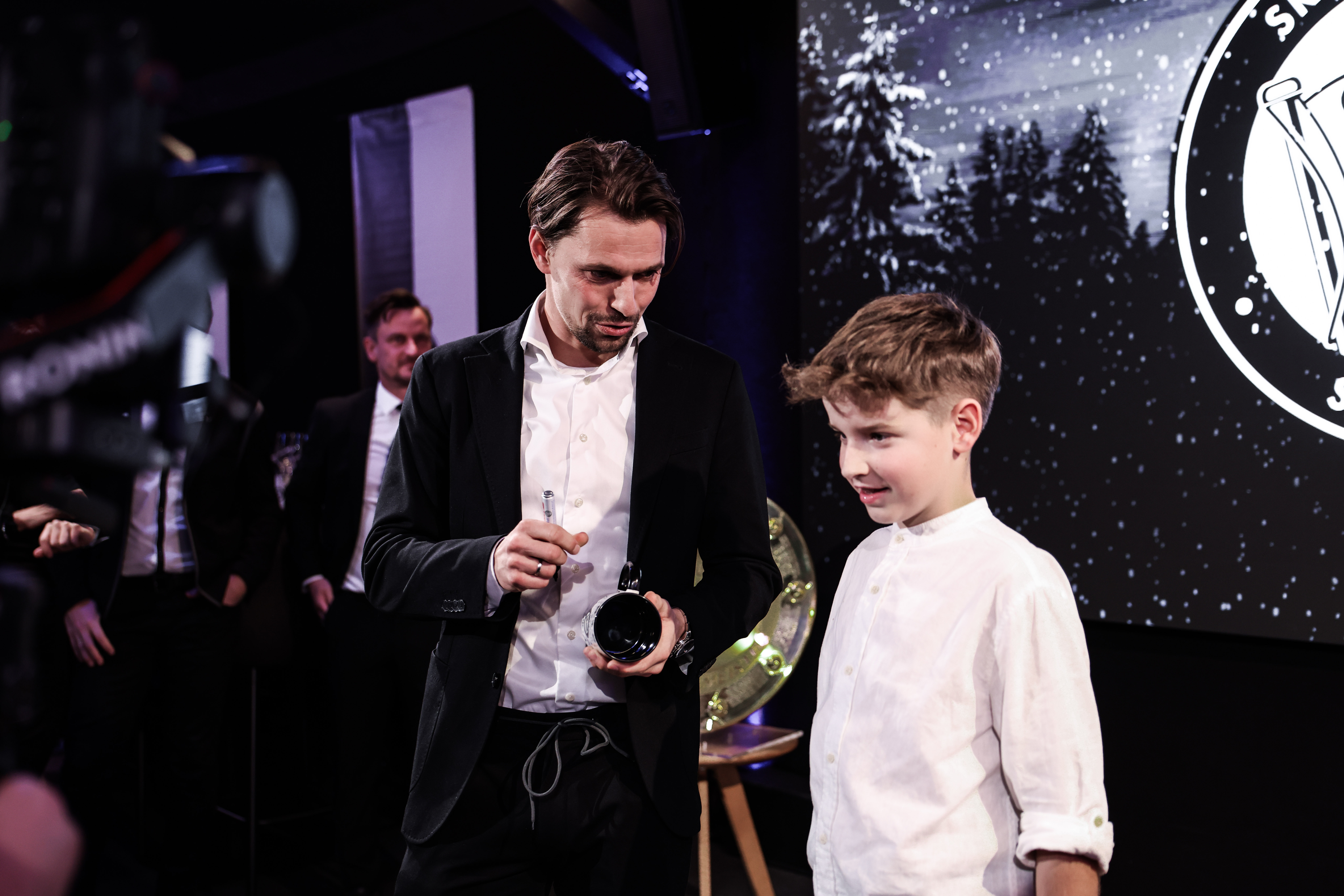 Ein Mann und ein Kind