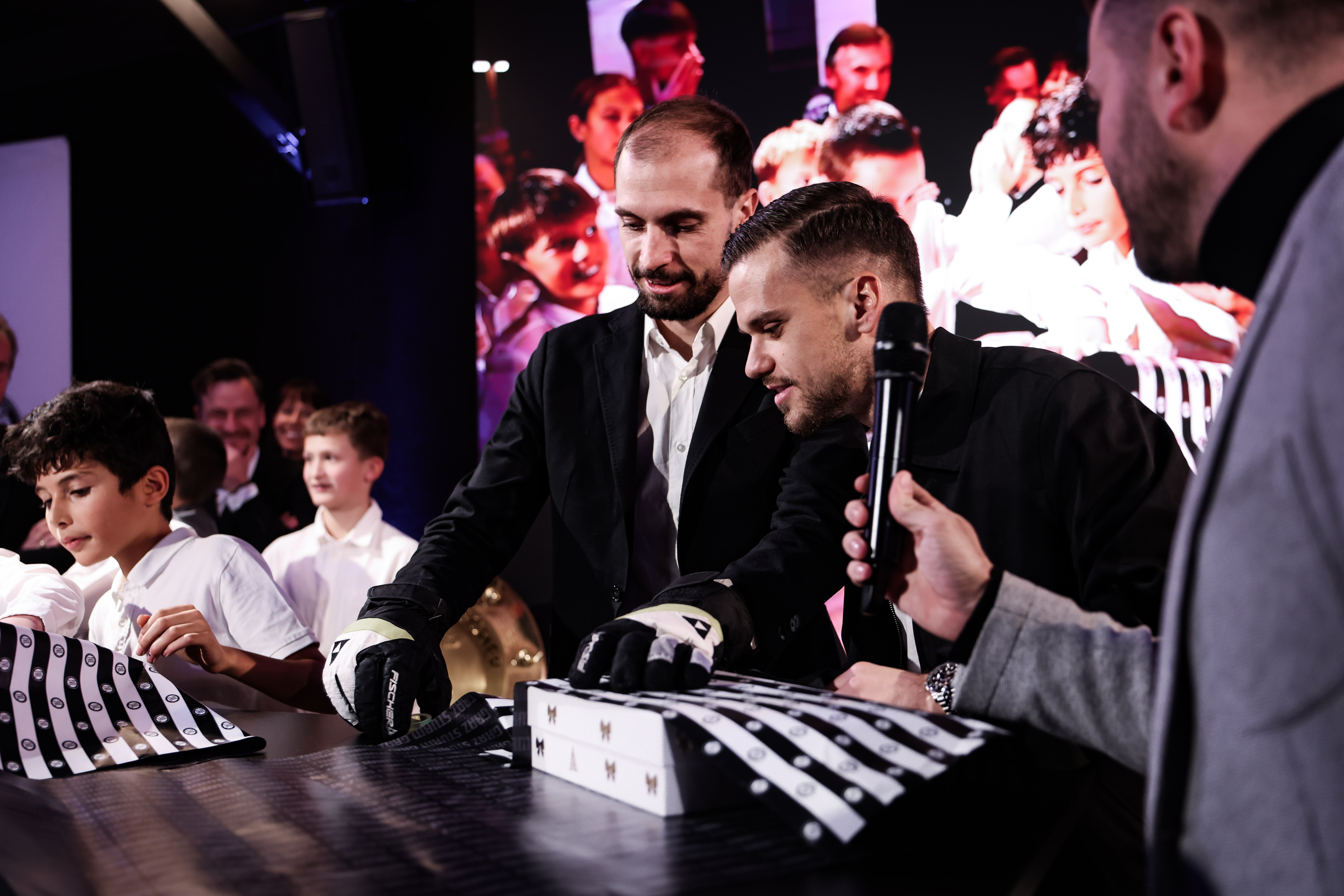 Männer packen ein Geschenk ein