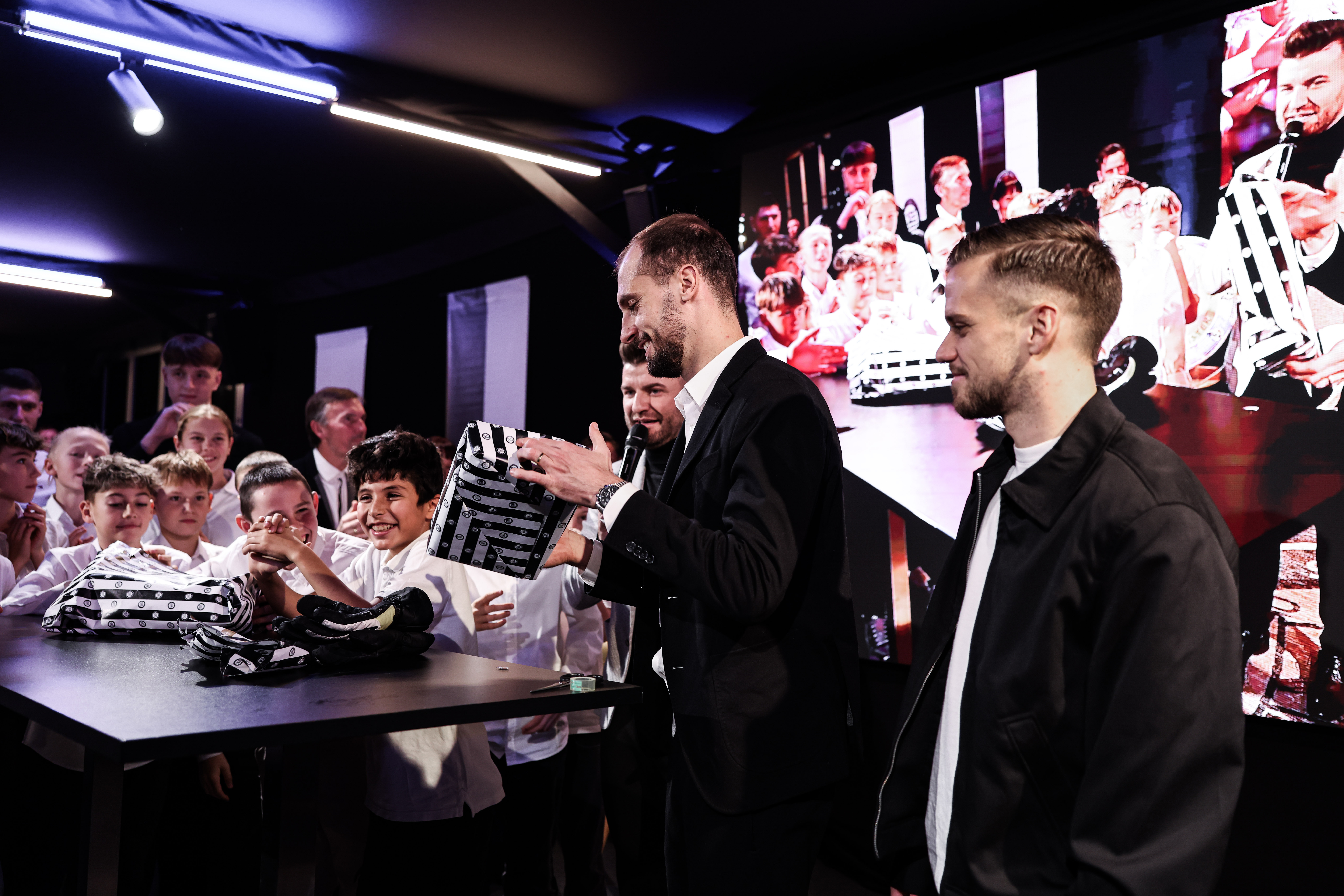 Ein Mann präsentiert ein Geschenk